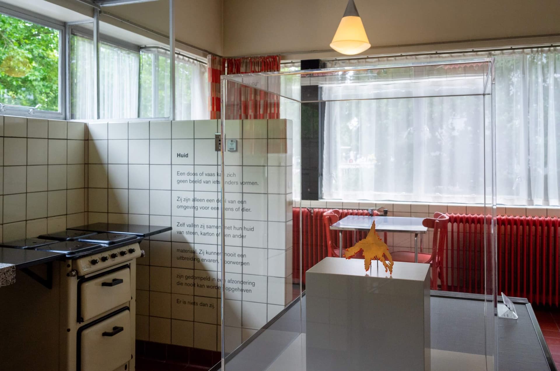 Impressie van de tentoonstelling Gijs Bakker & K. Schippers: Beginselen in Huis Sonneveld, 11.07.2020 – 10.01.2021. Foto: Johannes Schwartz. Op deze foto staan het sieraad ‘The Blast (364)’ van Gijs Bakker en het gedicht ‘Huid’ van K. Schippers. 