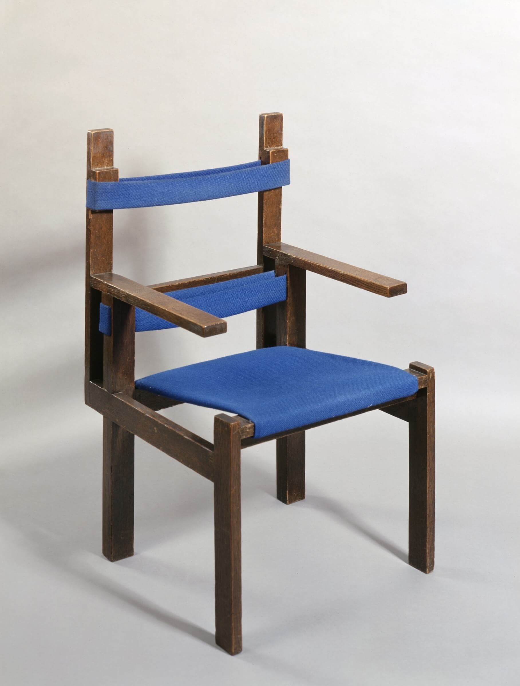 Marcel Breuer, Lattenstoel Ti 1a met armsteunen en riembespanning, 1924, Klassik Stiftung Weimar, donatie Karl Peter Röhl Stiftung.