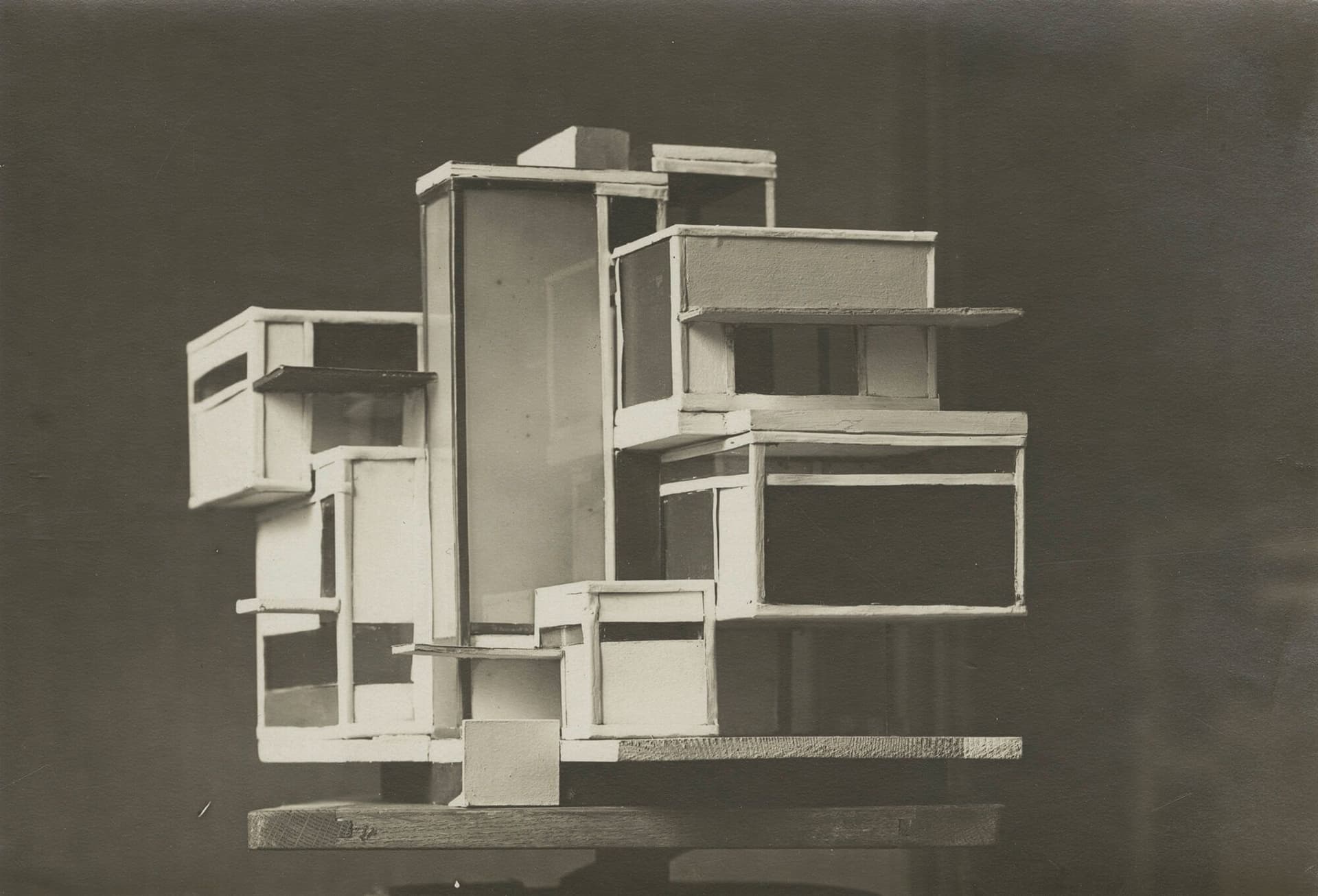 Theo van Doesburg en Cornelis van Eesteren. Maquettefoto Maison d'Artiste, 1923. Collectie Het Nieuwe Instituut. EEST 3.339 