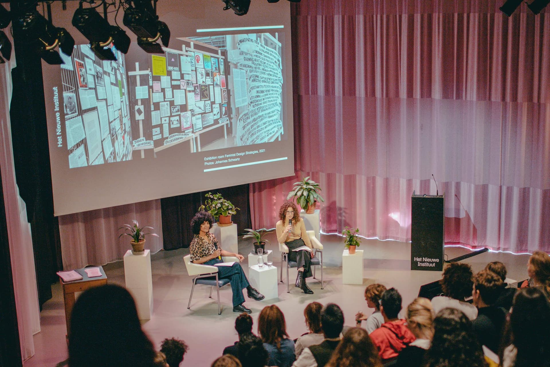 Setareh Noorani en Tabea Nixdorff op het podium tijdens de afsluiting van de Feminist Assembly Month op 24 september 2022 in Het Nieuwe Instituut. Foto: Simaa Al-Saig 