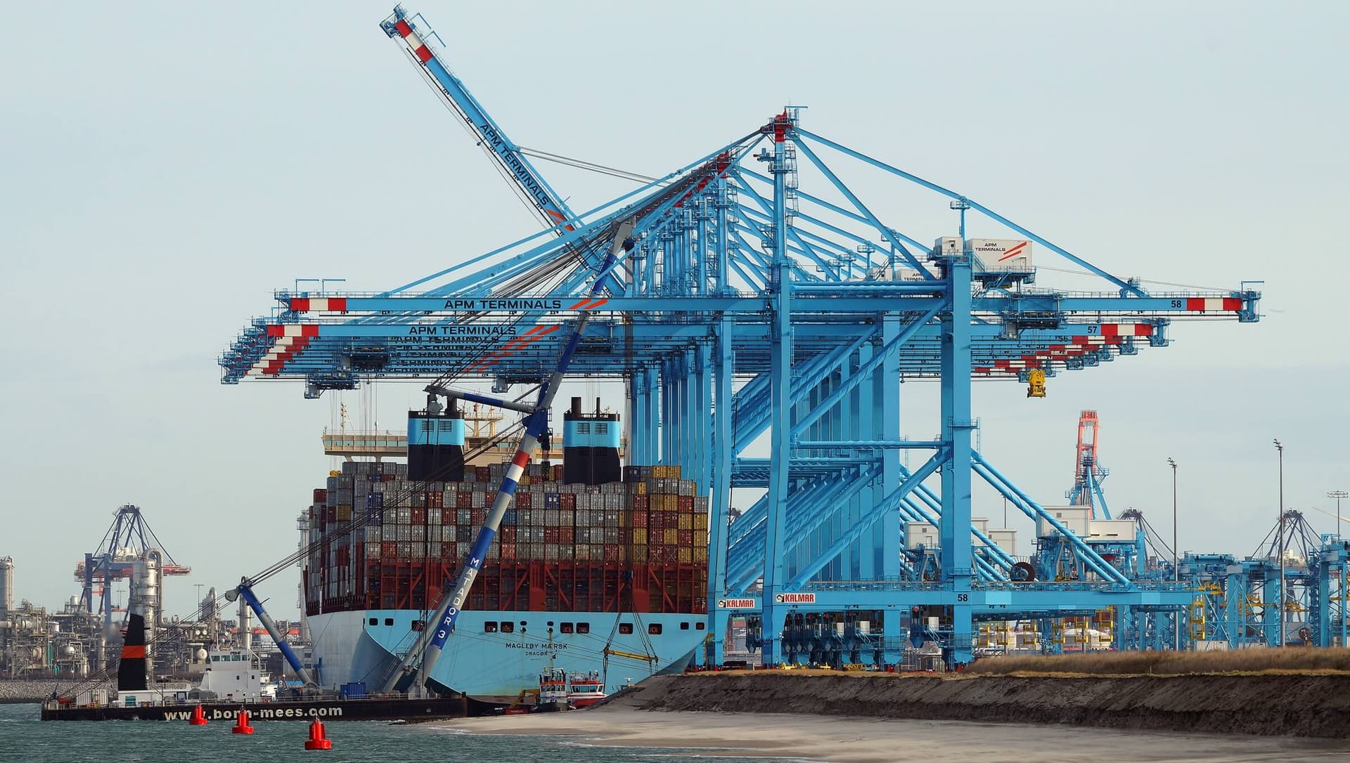 APM Terminal, Maasvlakte, NL. Photo: Kees Torn (MAGLEBY MAERSK & MATADOR 3) via Wikimedia Commons 