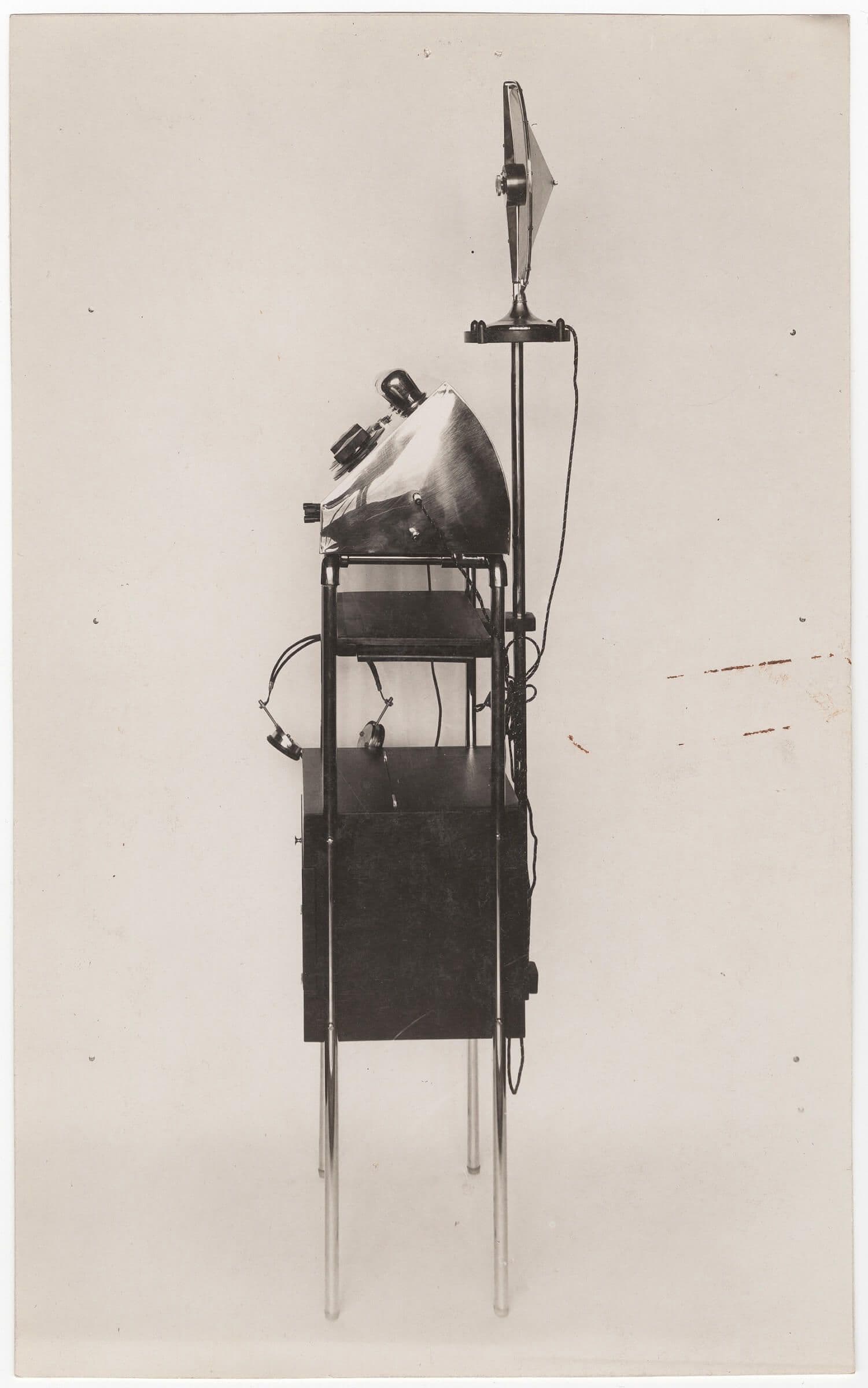 Picture of a radio, 1926-1927. Collection Het Nieuwe Instituut, RAVE ph217  