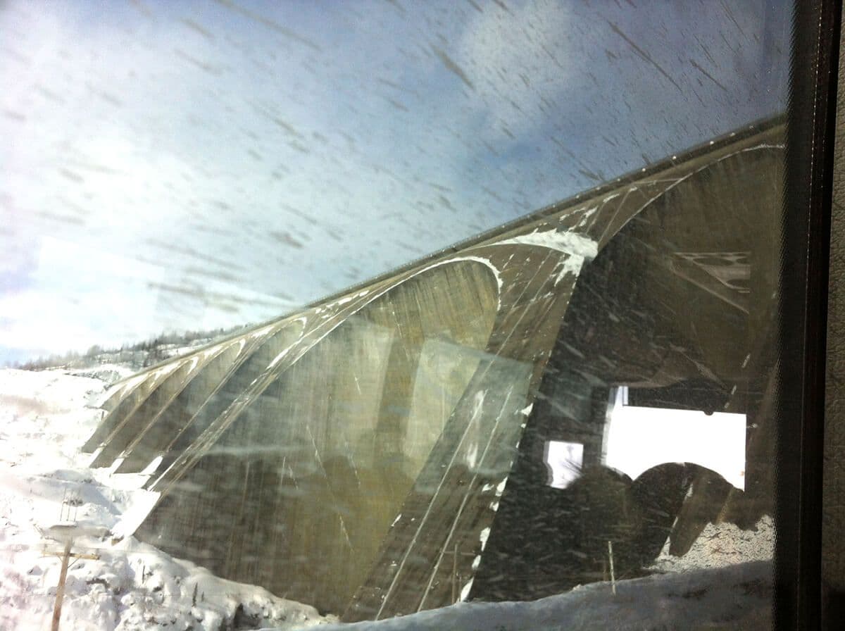 Manic-5 hydro-elektrische dam, gezien vanuit het raam van een bus. Foto: Catherine Alexandra Lacombe. 