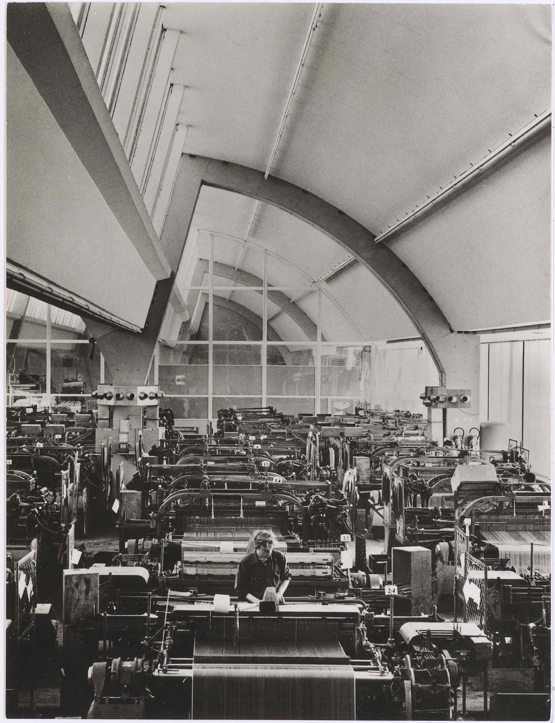 Interior, textile mill of the new Weverij van De Ploeg factory, Bergeijk, 1960-1980. Photographer unknown. TextielMuseum Collection. 