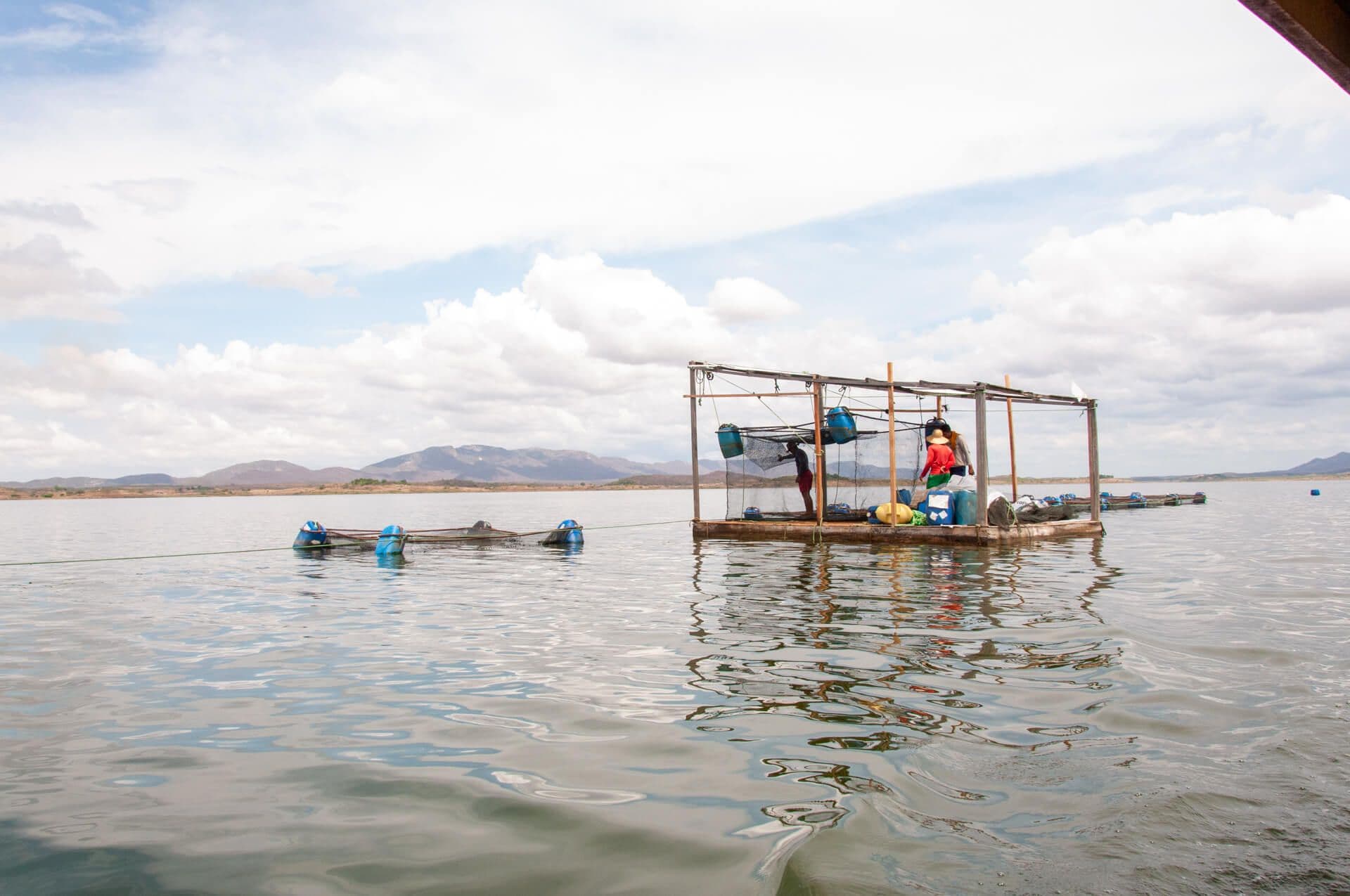 Fishermen by the Orós dam. Photo: O grupo inteiro. 