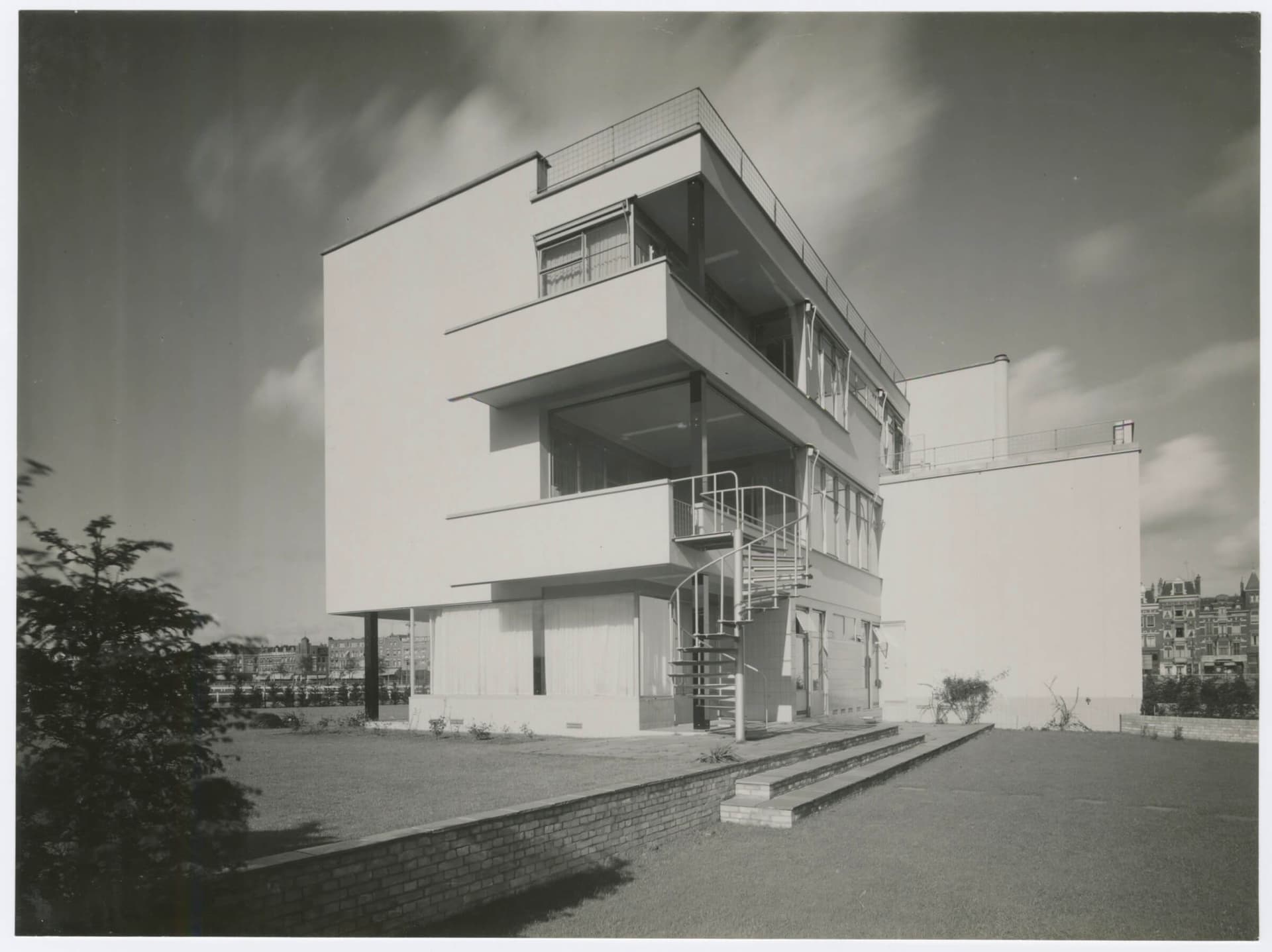 J. Kamman, ca. 1933. Architecten Brinkman en Van der Vlugt. Huis Sonneveld, Rotterdam, 1930-1933. Collectie Het Nieuwe Instituut, SONN 34-3. © Nederlands Fotomuseum  