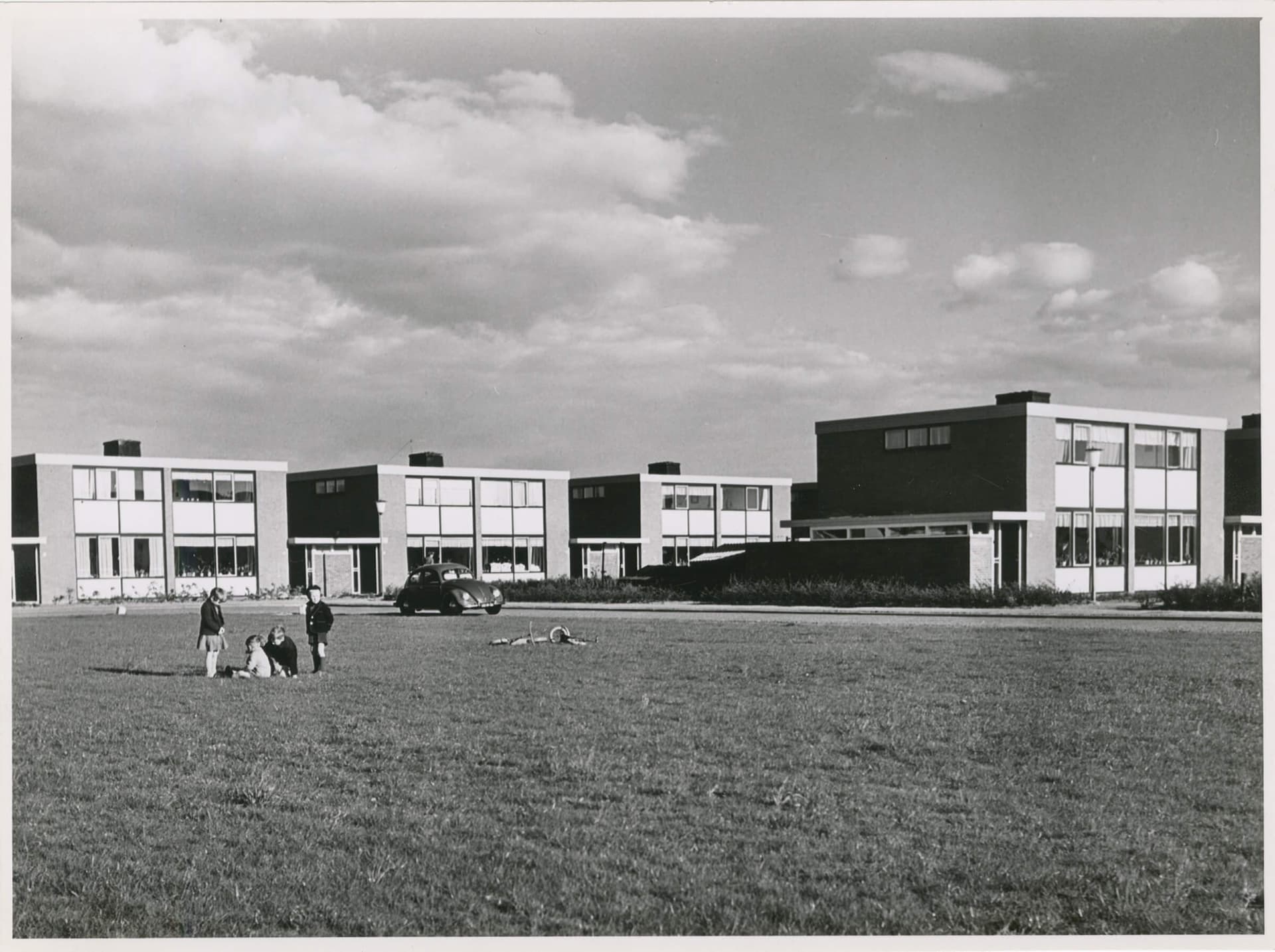 L. Stam Beese, E Groosman, Landarbeiderswoningen De Karwijhof, Nagele, circa 1960. Collectie Het Nieuwe Instituut, STAB ph45 