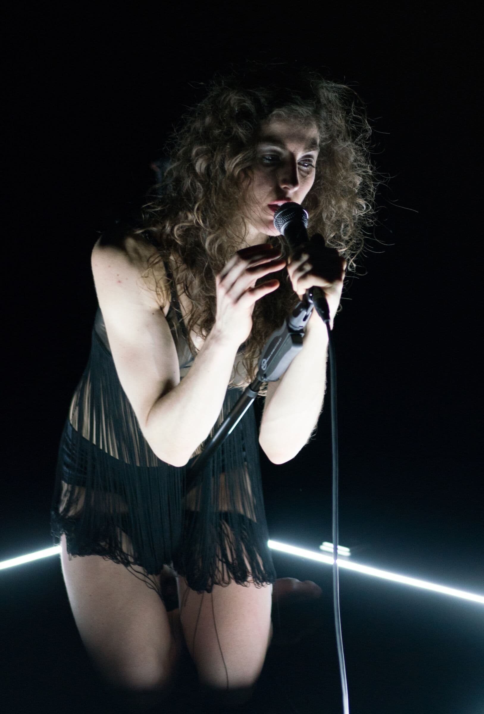 Accusation #1 'I question' performer Frauke Marien. Foto Maarten Vanden Abeele. 
