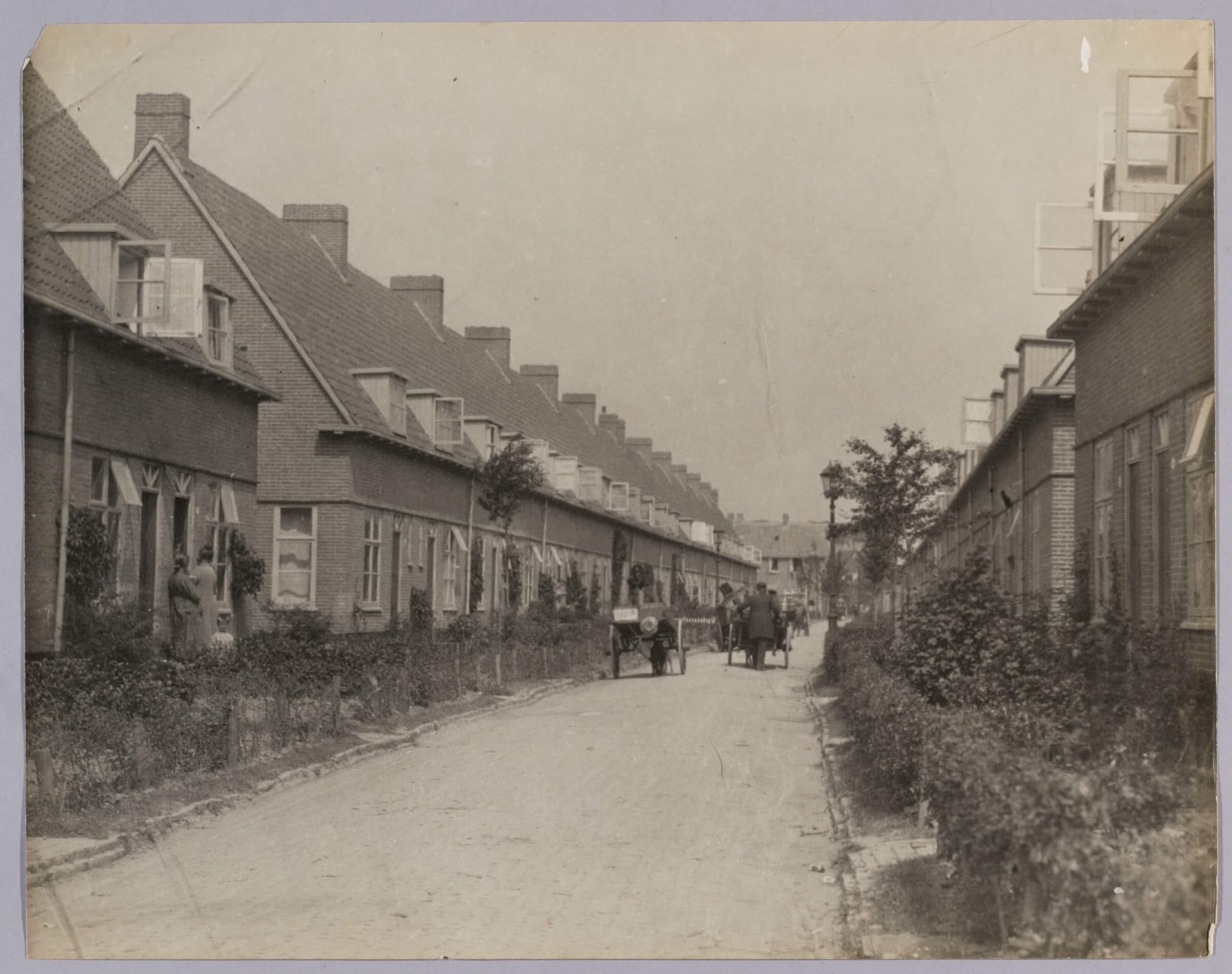 Woonstraat met voortuinen en aanplant van jonge bomen in tuindorp Vreewijk, naar ontwerp van Granpré Molière, Verhagen en Kok, ca. 1925. Fotograaf onbekend. Collectie: Het Nieuwe Instituut, fotocollectie van de Tentoonstellingsraad, invent… 