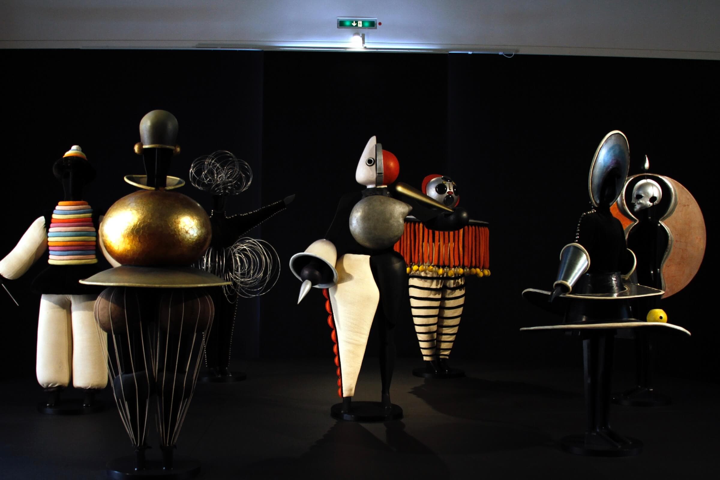 Triadisches Ballett by Oskar Schlemmer, Staatsgalerie Stuttgart, 2017. Photo José Luiz Bernardes Ribeiro, CC BY-SA 4.0