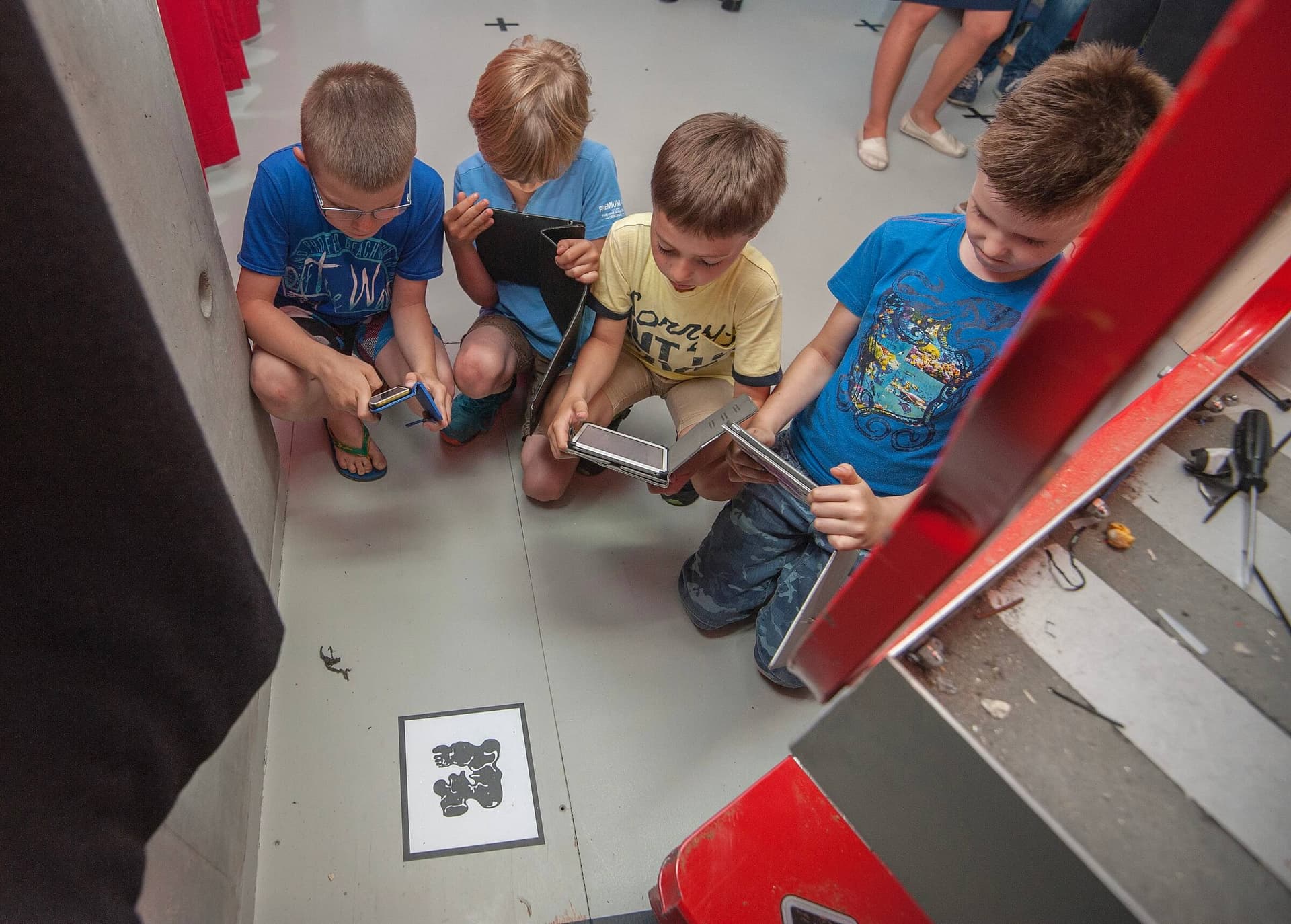 Kinderen proberen de Augmented Reality app Parcours uit in Het Nieuwe Instituut. Foto: Arjen Jan Stada