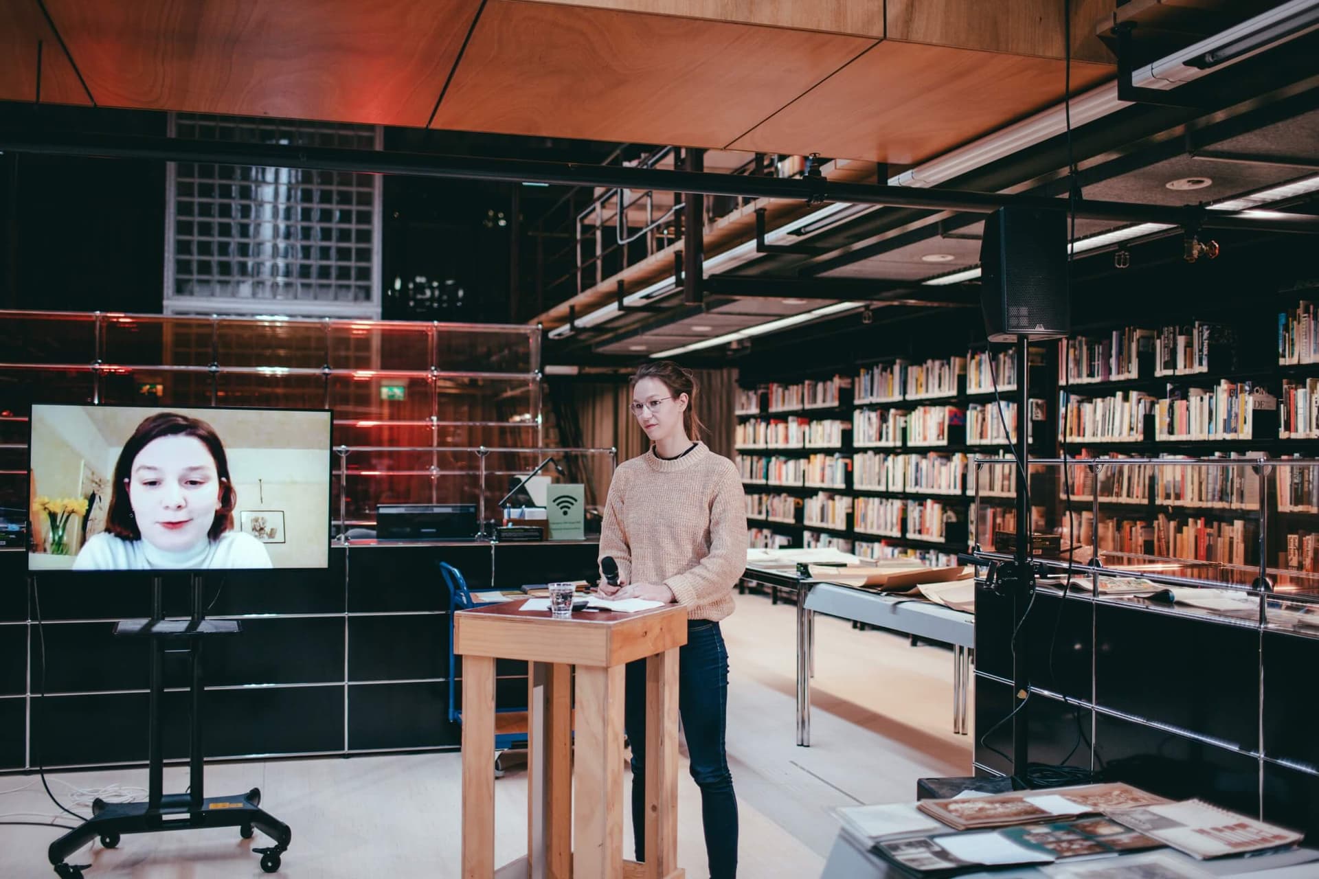 Catherine Koekoek (op beeld) and Veerle Alkemade (achter podium) van de podcast Respons. Collecting Otherwise: Building HERitage. Thursday Night Live! in Het Nieuwe Instituut. Foto: Simaa Al Saig 