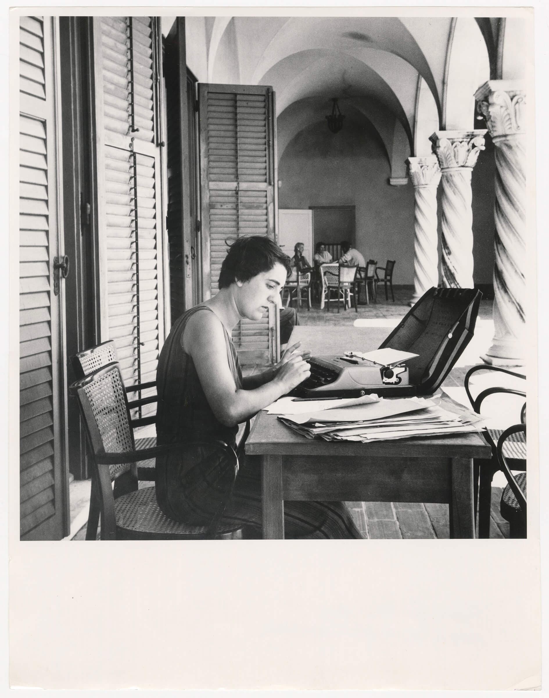 Alison Smithson during the CIAM conference in Dubrovnik, 1956. Photo John Voelcker. Collection Het Nieuwe Instituut, TTEN f6.4 