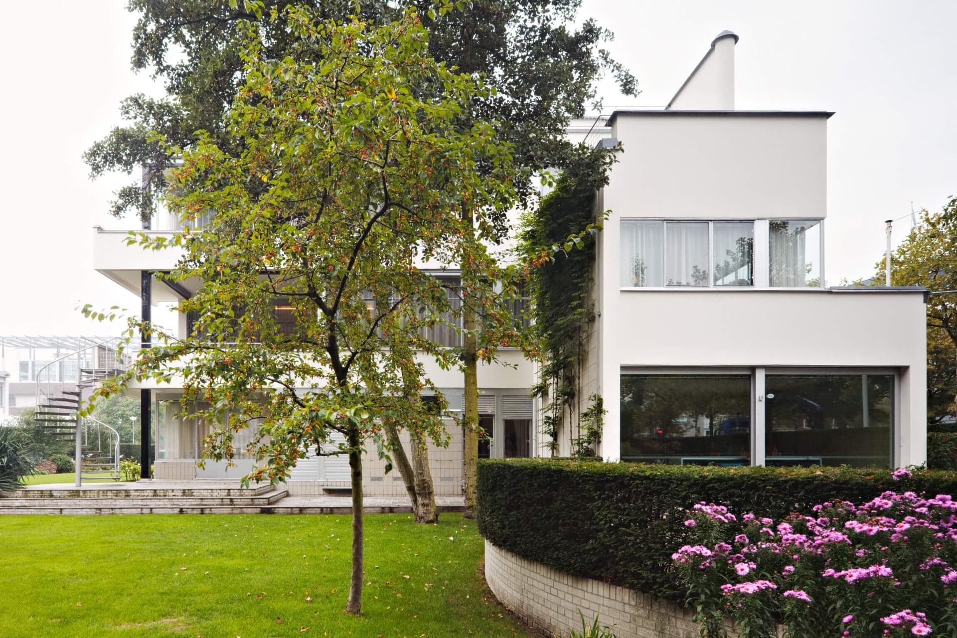 Achtergevel Huis Sonneveld, met rechts de garage. Foto Johannes Schwartz 