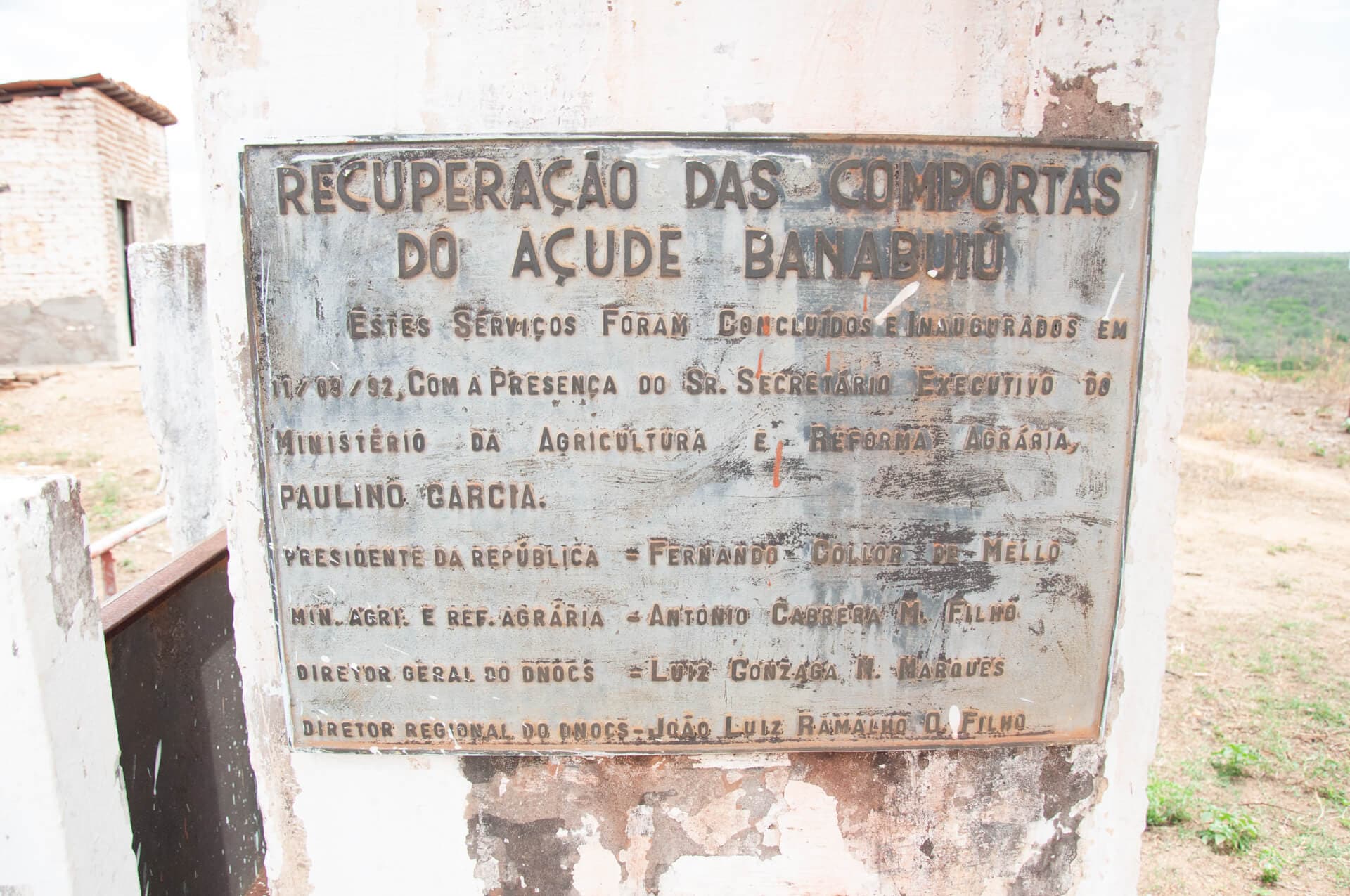 Institutional plaque of Banabuiu Dam. Photo credit: O grupo inteiro. 