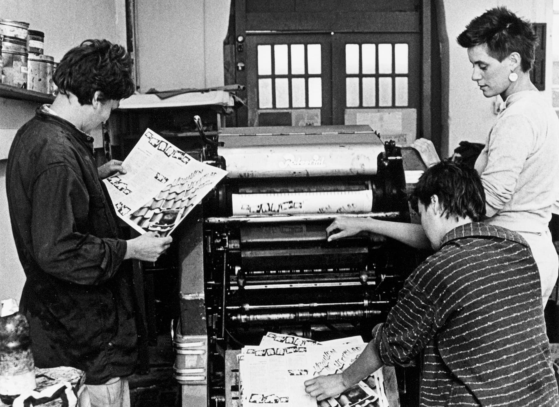 Women printing the first [Women’s Weekly] at Drukkerij de Brandweervrouw, 1982, photo: Anne Vaillant, Source: Collection IAV-Atria