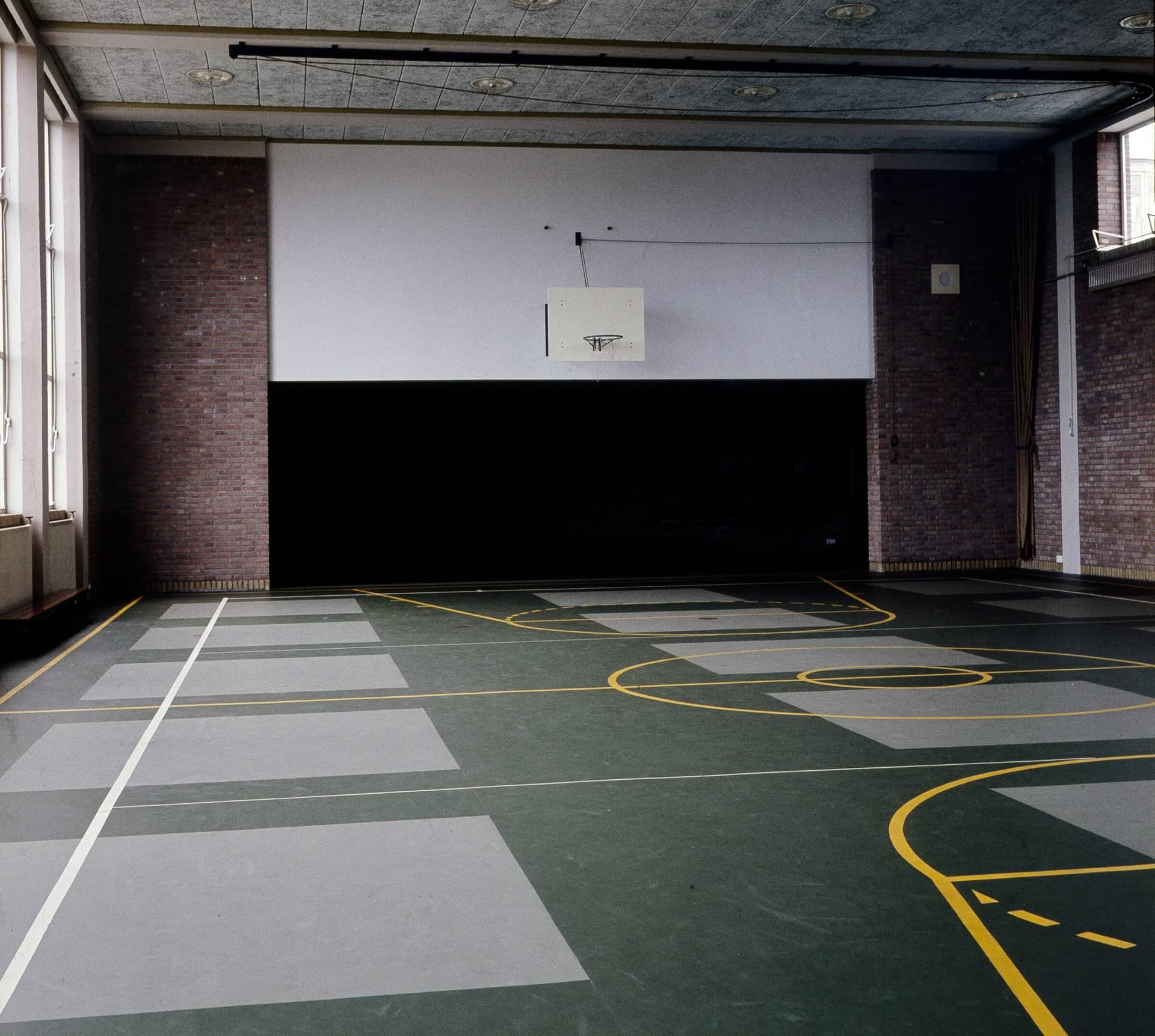 Diapositief van een schoollokaal uit het archief van interieurarchitect E. Berkovich. Plaats, jaartal en fotograaf onbekend. Collectie Het Nieuwe Instituut, BERK n35 