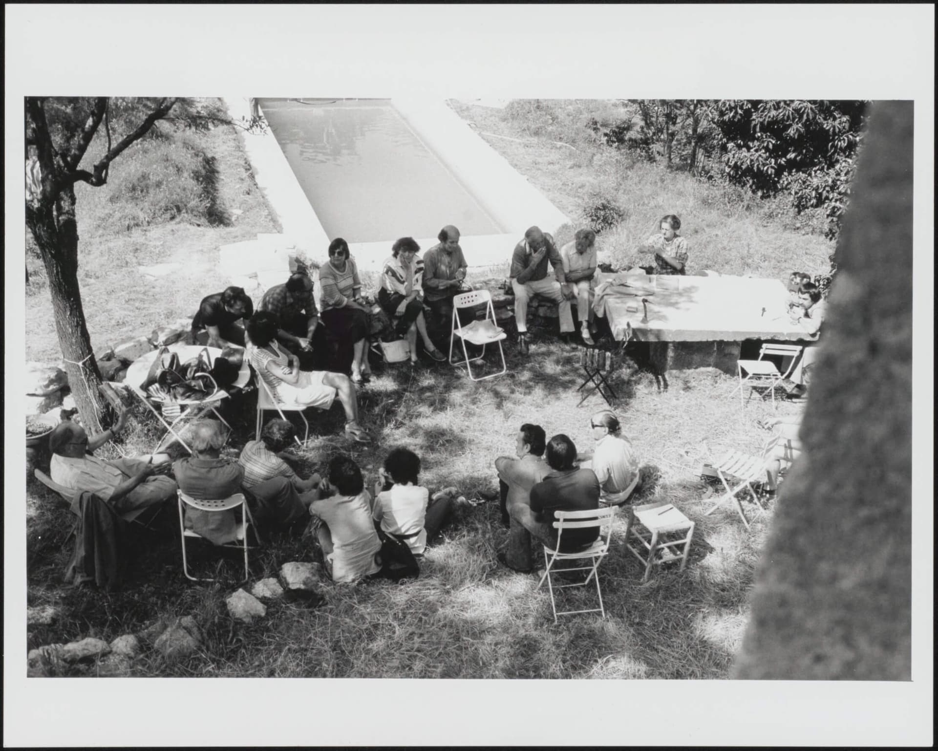 Team X meeting in Bonnieux, 1977. Foto: Peter Smithson. Collectie Het Nieuwe Instituut, Smithson, A (Alison) & P.D. (Peter Denham), Archiefdeel Team 10, TTEN f16-2  