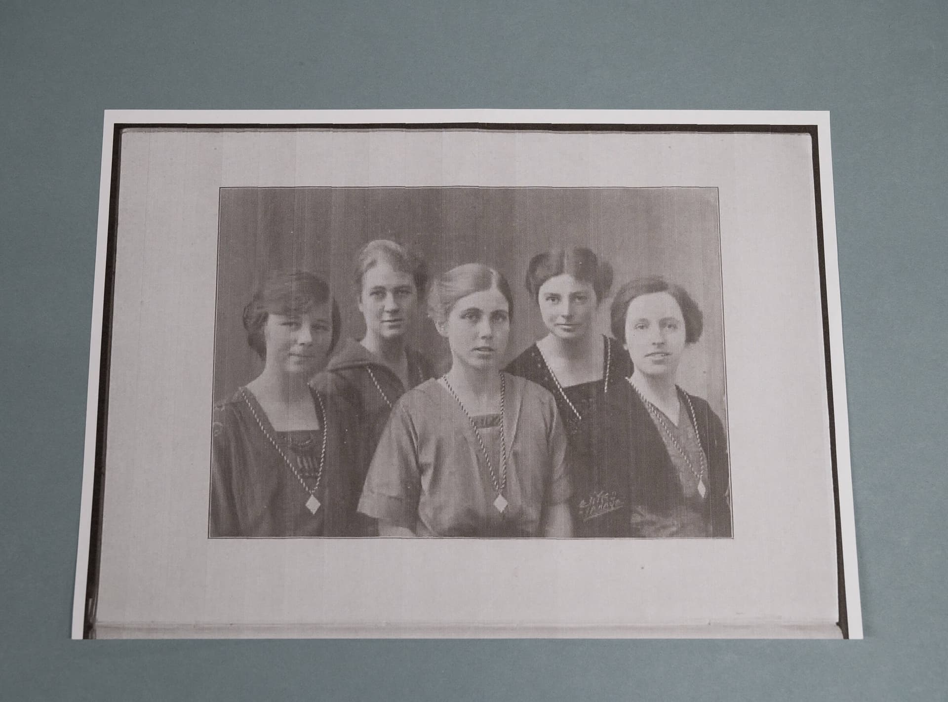 Group portrait. G. Gratama in the centre, together with other members of the women student association in Delft. Collection Het Nieuwe Instituut. 