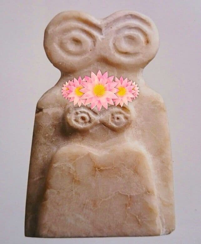 Neolithische oog idolen (albast, Tell Brak, Syrië) met Snapchat-filter, 2018. Digitale collage van Samantha Thole. 