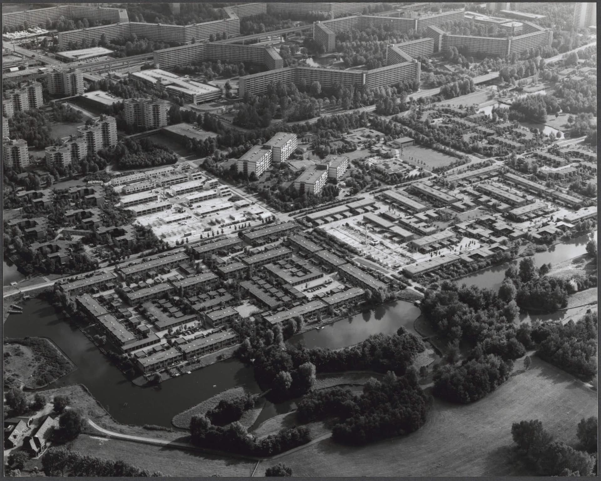 Siegfried Nassuth. Bovenaanzicht groenvoorzieningen Bijlmer, Amsterdam, z.j. Fotograaf onbekend. Collectie Het Nieuwe Instituut. Achief S. Nassuth.  