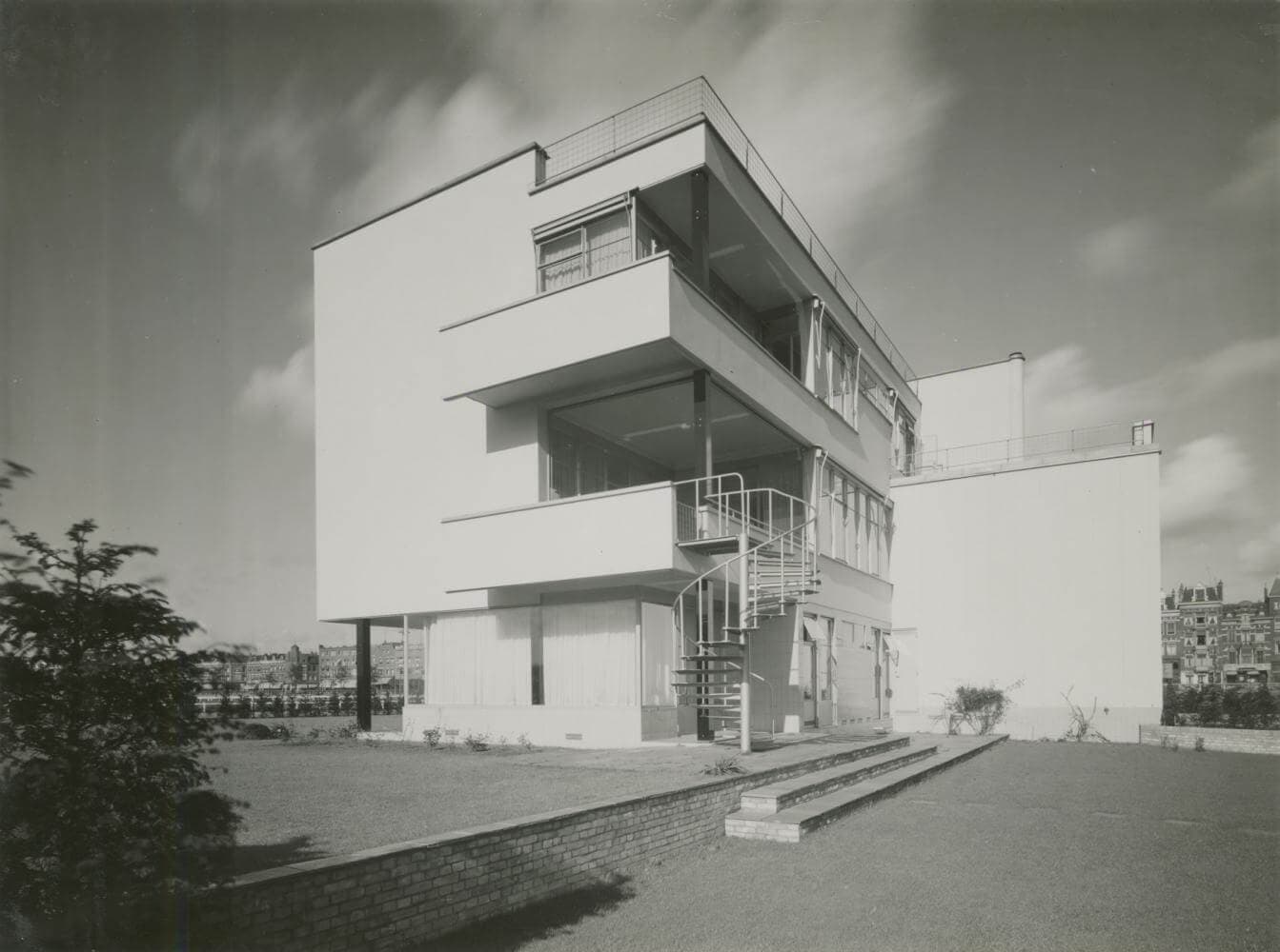 Huis Sonneveld. De keermuur scheidt het openbare en privegedeelte van de tuin. Foto: Jan Kamman. Collectie Nieuwe Instituut. © Jan Kamman / Nederlands Fotomuseum 