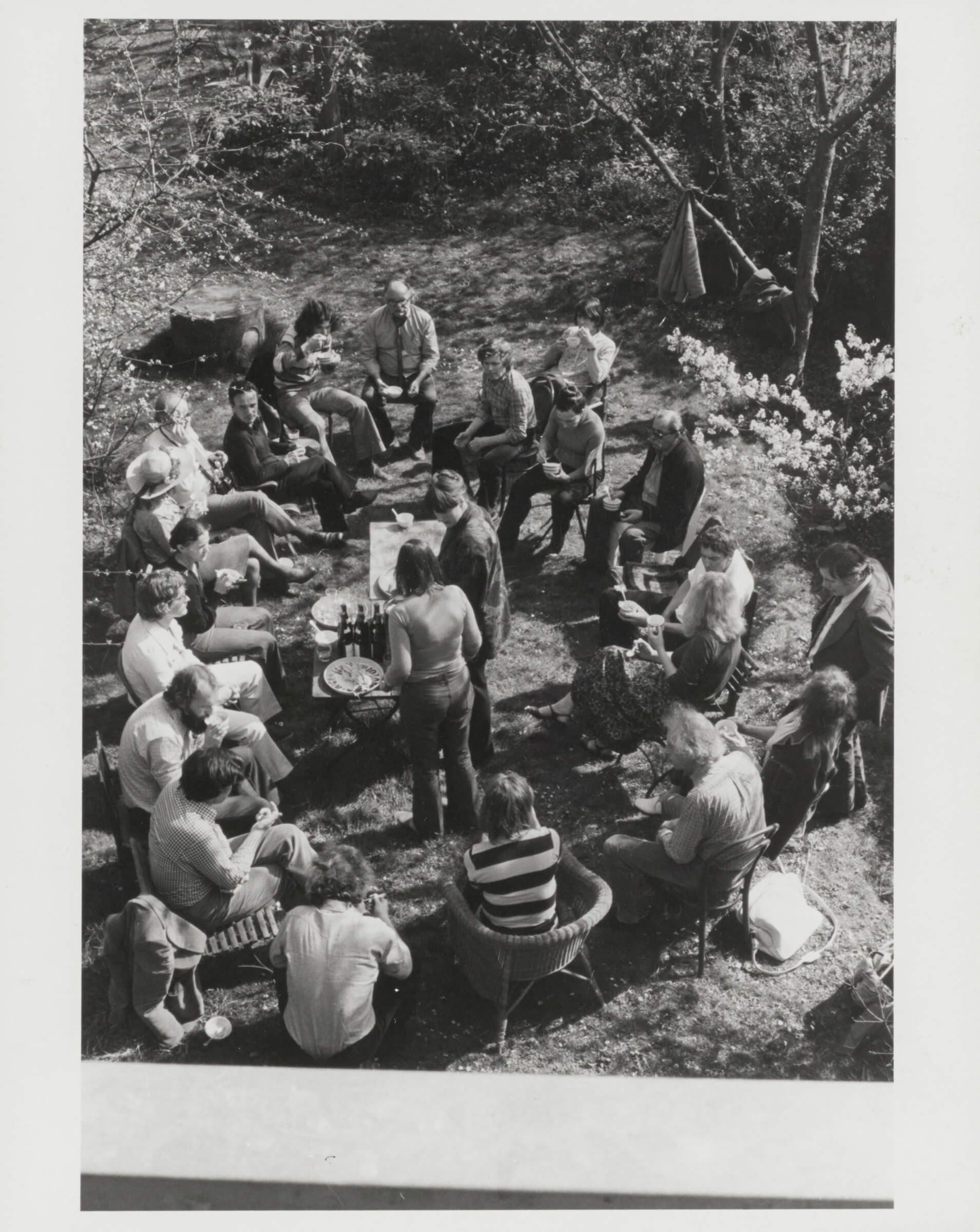 Team 10 meeting in the Van Eycks’ garden in Loenen, 1974. Photo by Peter Smithson. Collection Het Nieuwe Instituut, TTEN f14. 