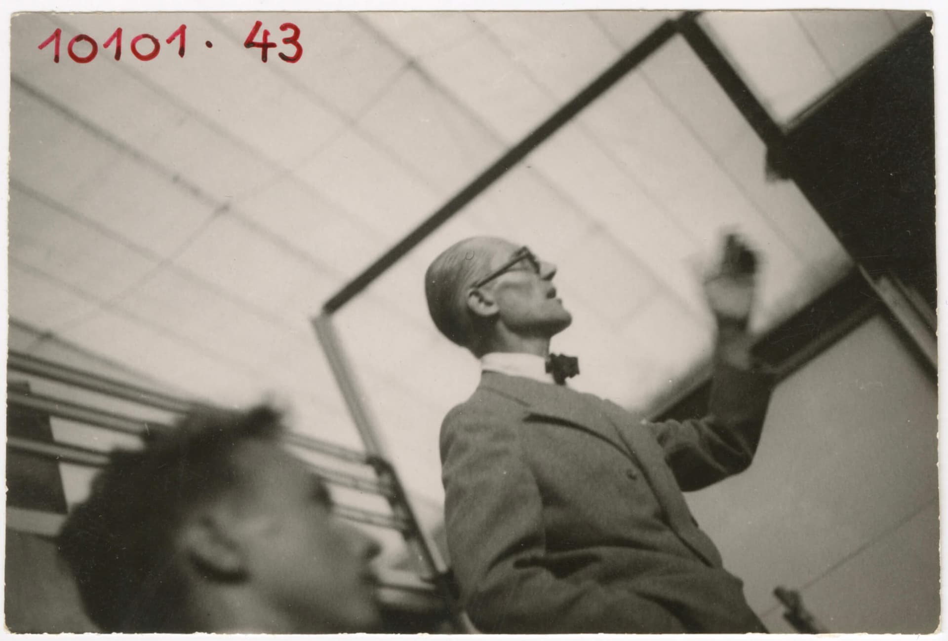 Foto uit het archief van Piet Zwart. Portret van Le Corbusier. Collectie Het Nieuwe Instituut ZWAR ph693 