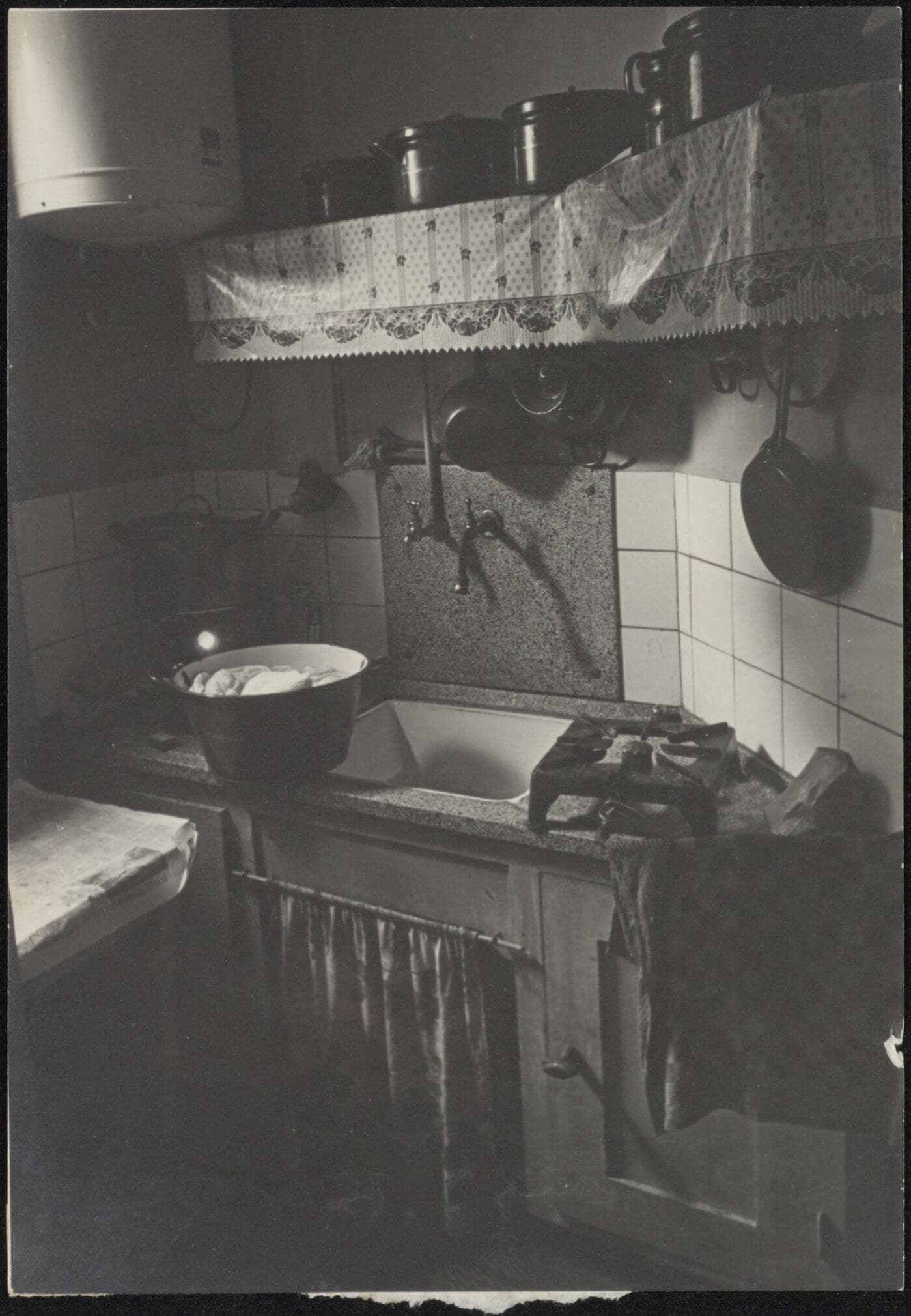 Johan Niegeman collected photos for his home handbook. This one probably shows what not to do. The kitchen is cramped and poorly lit. Photographing the space from this angle doesn’t help either – any more than that pan of potatoes balancin…  