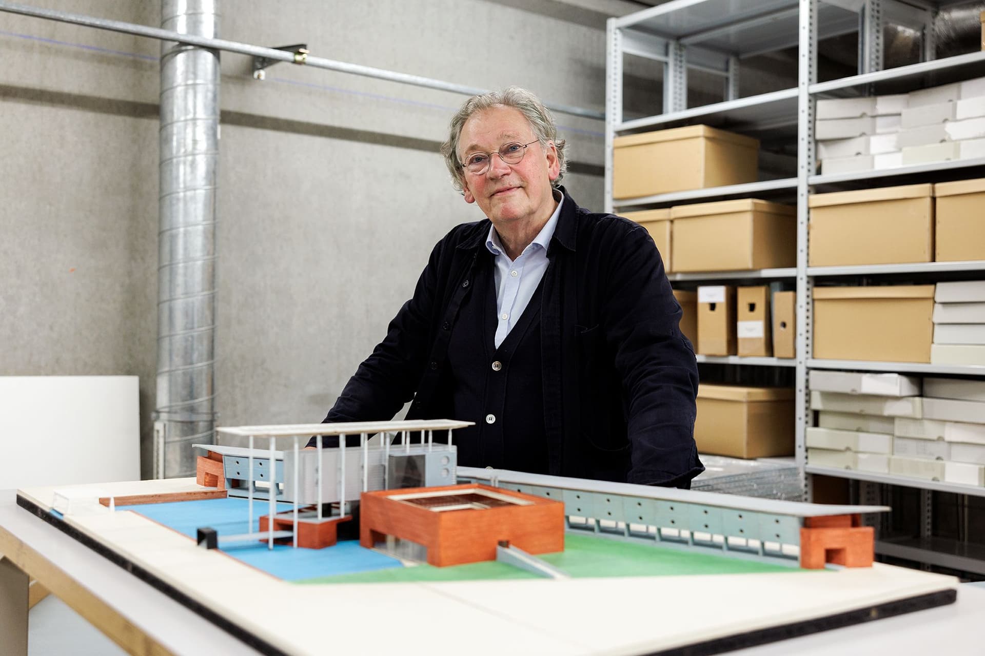 Jo Coenen tijdens de overdracht van zijn archief in het Nieuwe Instituut. Foto: Aad Hoogendoorn