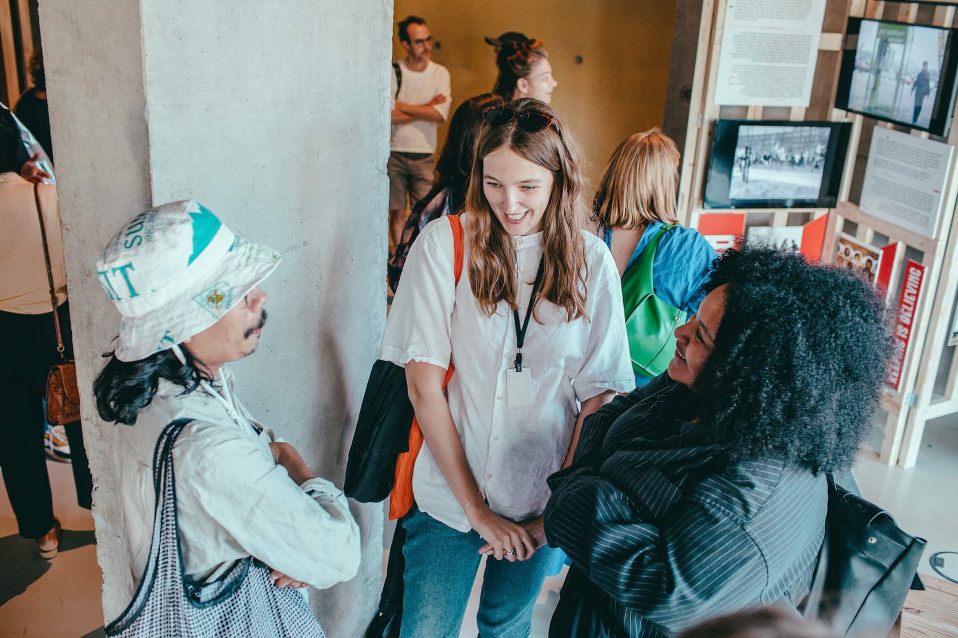 Een groepje bezoekers voor de pop-uptentoonstelling 'Hoor Haar' van DIG IT UP, bij de aftrap van de Feminist Assembly Month op 1 september 2022 in Het Nieuwe Instituut. Foto: Simaa Al-Saig 