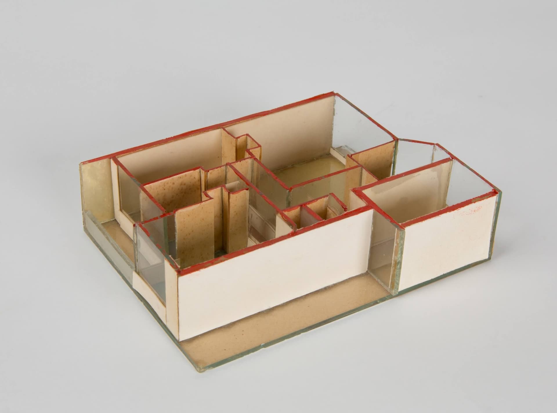 G. Th. Rietveld. Interieurmodel van een kernhuis met meubilair, 1929/1958.  Collectie Het Nieuwe Instituut, MAQV 307. Copyright Pictoright.  