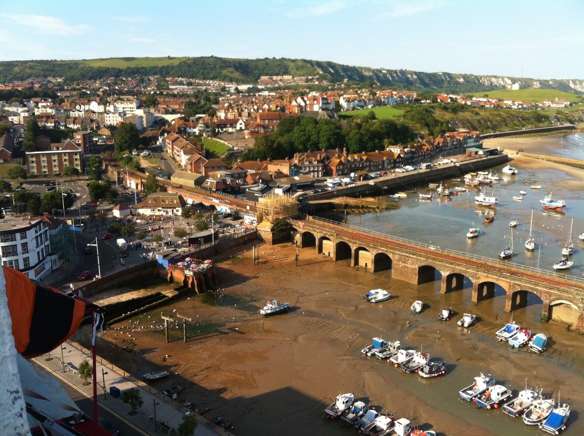 Folkestone Triennial 2014: The Electrified Crossing van Gabriel Lester. Foto Lewis Biggs 