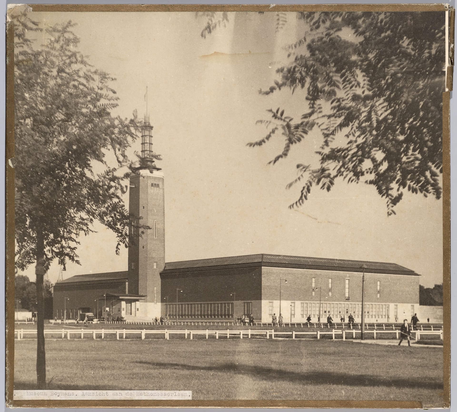 Het verlangen naar een ‘Quartier Latin’ in Rotterdam kreeg onder andere gestalte in de bouw van Museum Boijmans, 1935. Collectie Het Nieuwe Instituut, Archief Tentoonstellingsraad voor bouwkunst en verwante kunsten, TENT n350 