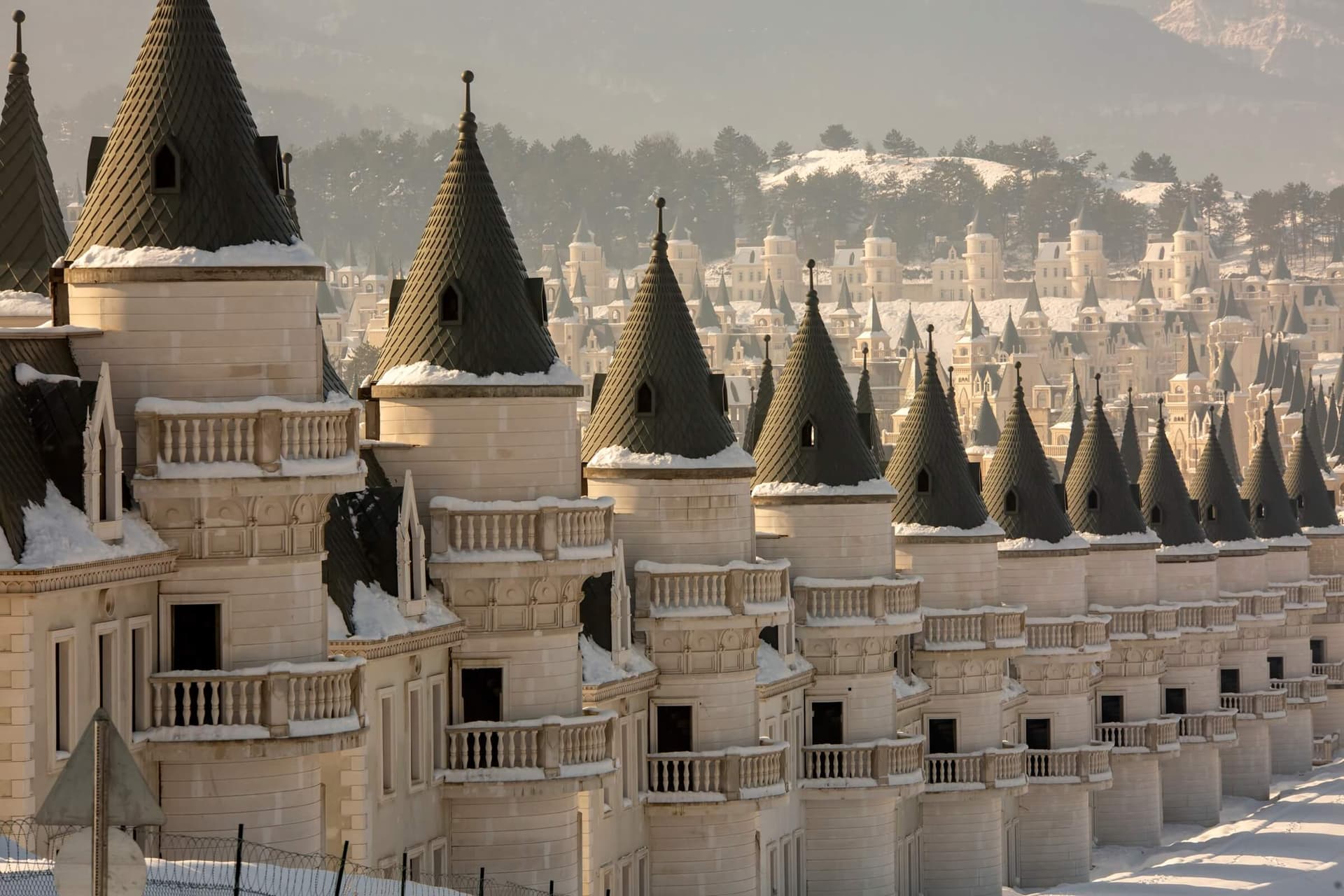 Woonwijk Burj Al Babas in Mudurnu, Turkije. Foto Esin Deniz / Shutterstock.com. 