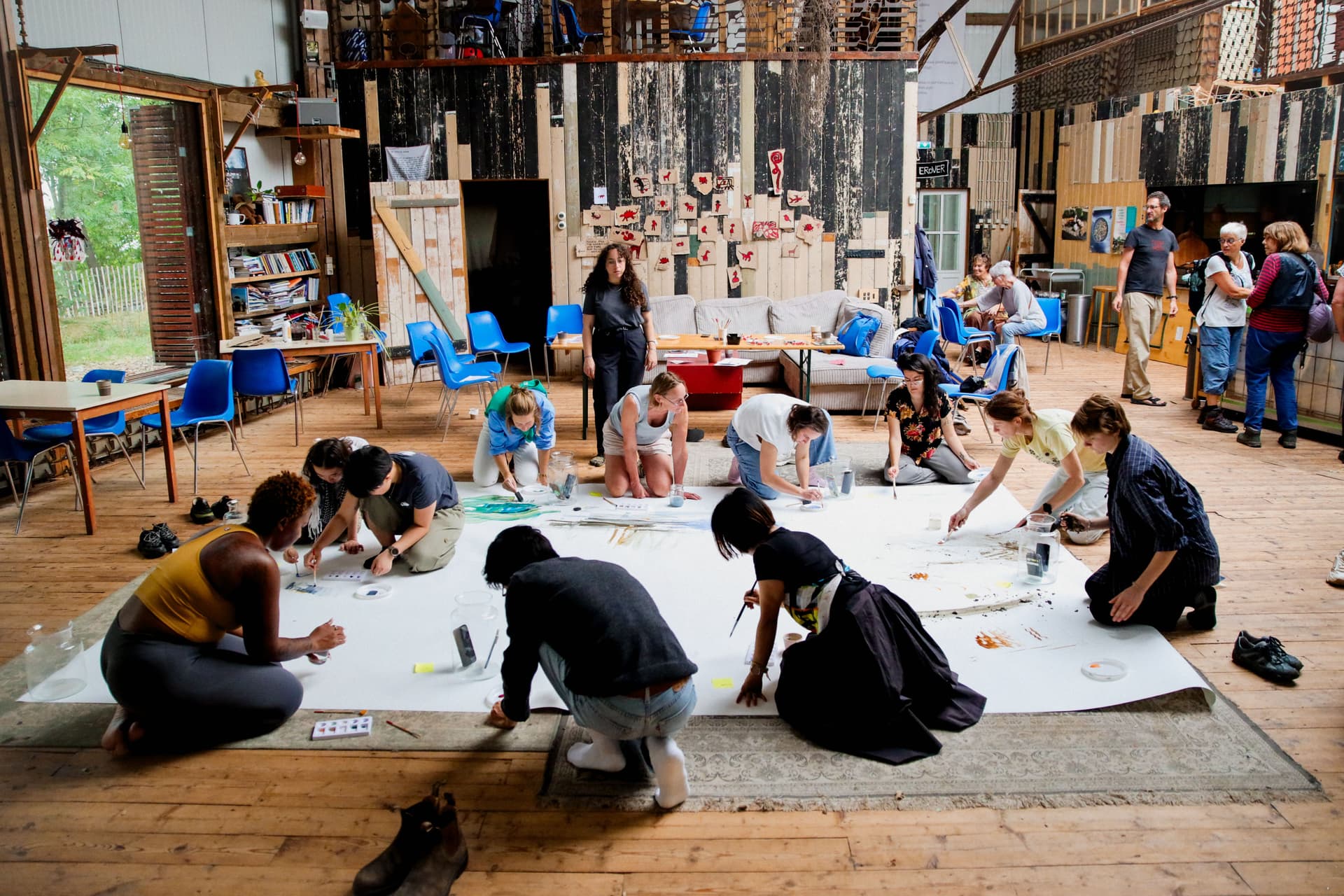 Les door Di Fang en Colette Aliman op het Brienenoordeiland tijdens After Summer School 2025. Foto: Sarah Huiskamp