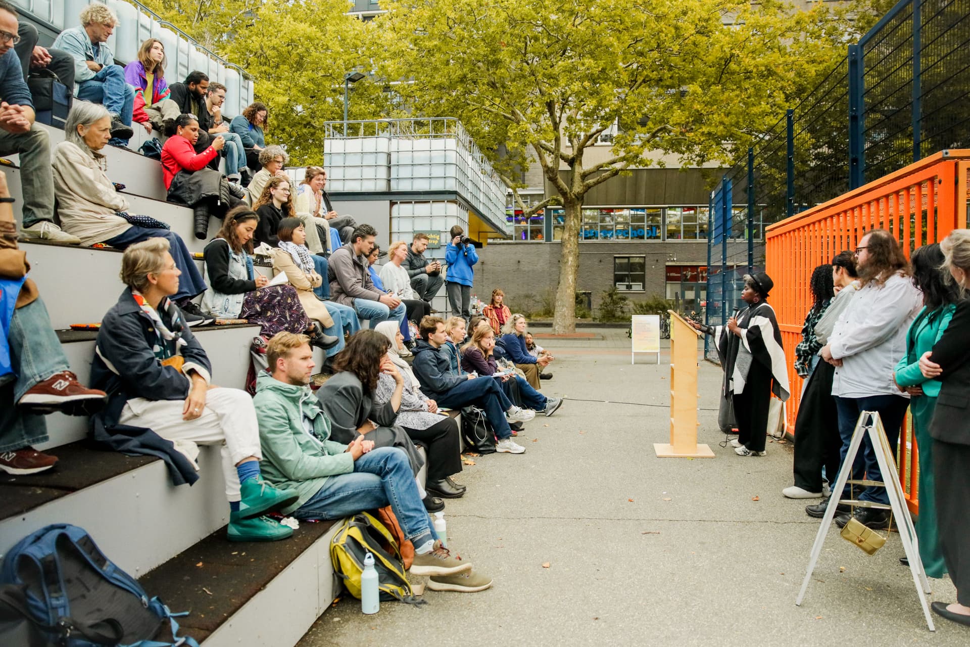 Les door de Afrikaanderwijk Coöperatie bij Het Grondstoffenstation tijdens de After Summer School 2025. Foto: Sarah Huiskamp