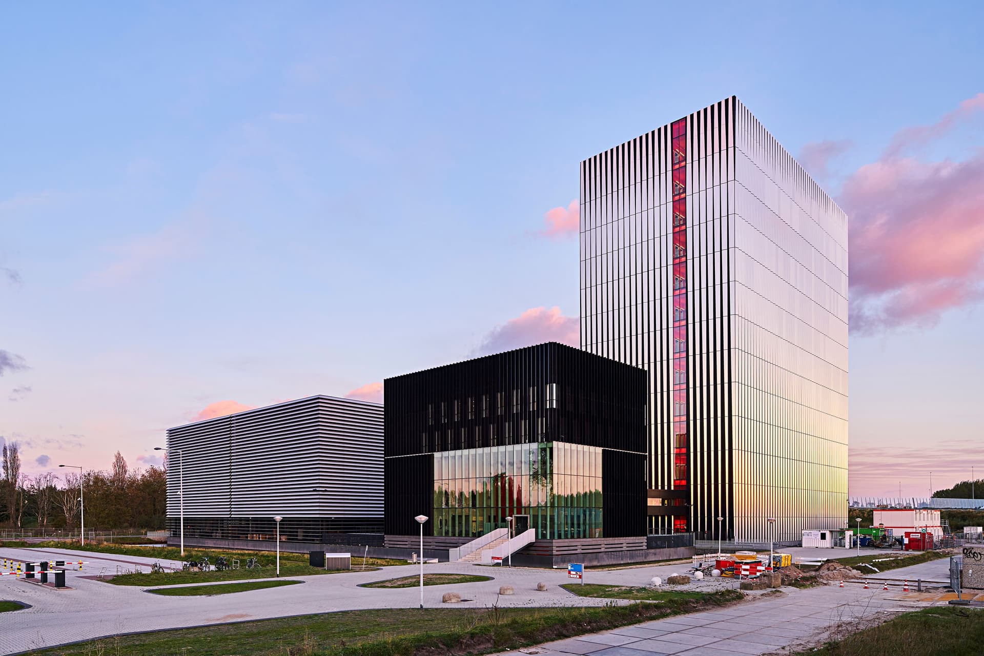 Een datacentrum, dat er uitziet als een verzameling flats.