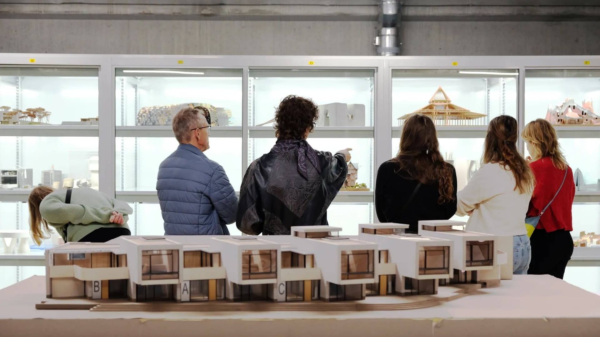 Bezoekers krijgen een Omleiding door de collectie. Foto: Nohely Koeyers