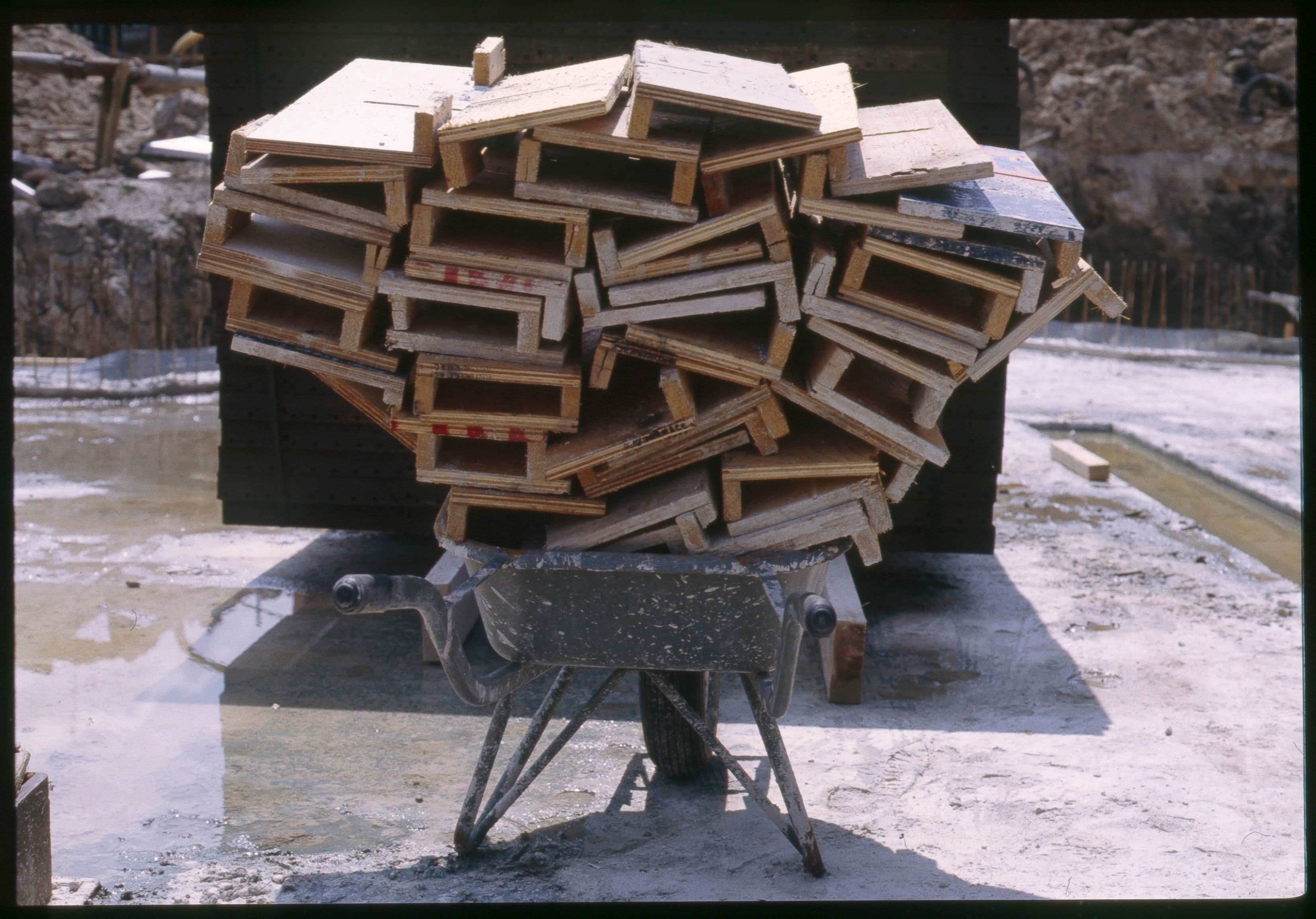 Piet Blom. Foto's tijdens de bouw van de Minerva Kunstacademie in Groningen. Collectie Nieuwe Instituut, archief BLOMs26.76.