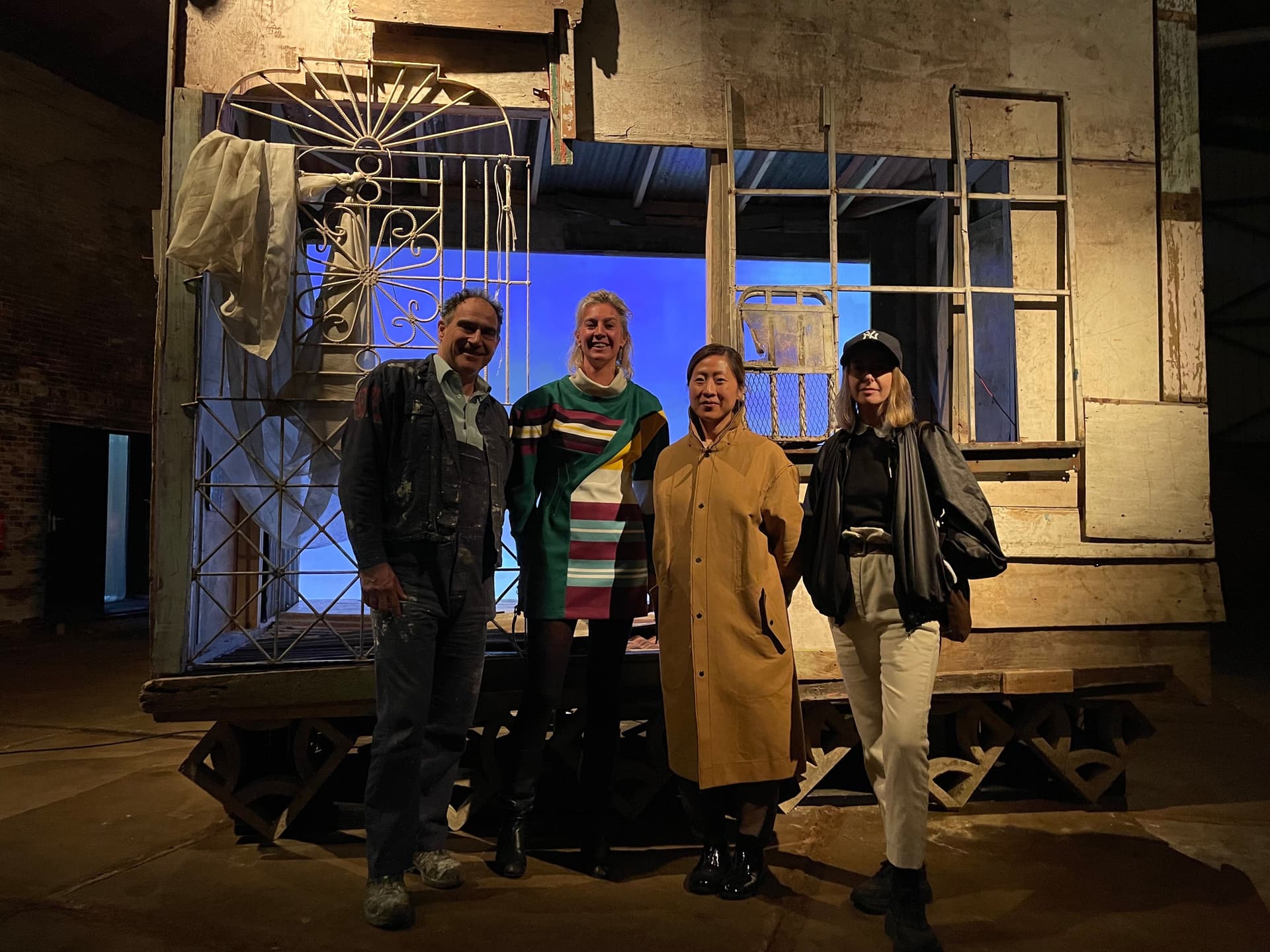 Alexandra Cunningham en Irene Sunwoo tijdens een tour door Brutus.