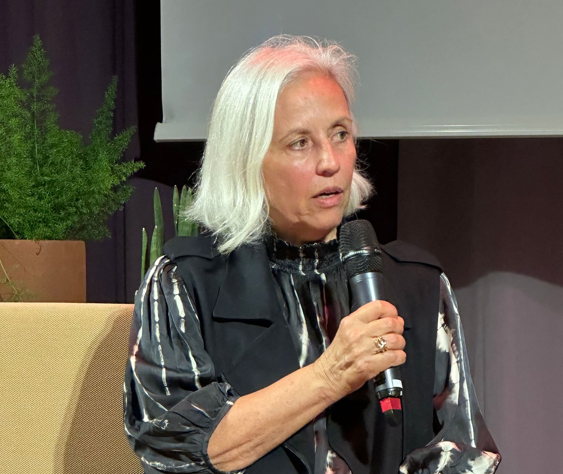 Ursula Biemann die een presentatie geeft in het Nieuwe Instituut