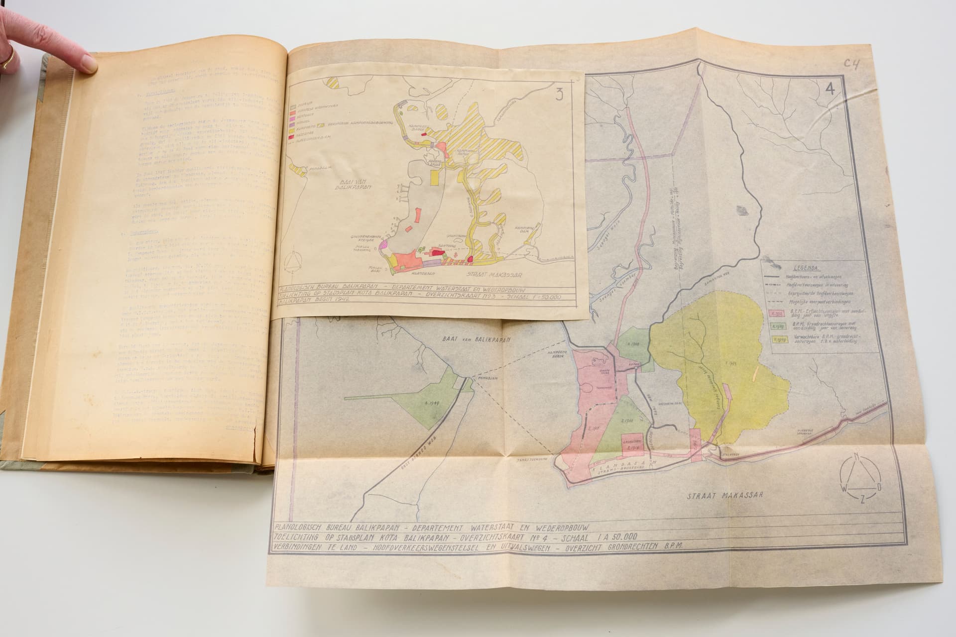 Book compiled by Hans Lüning for the Planning Bureau of the Department of Water Management in Kota Balikpapan (Borneo), Indonesia, 1949. Collection Nieuwe Instituut, Hans Lüning archive, LUNI 30. Photo Johannes Schwartz.