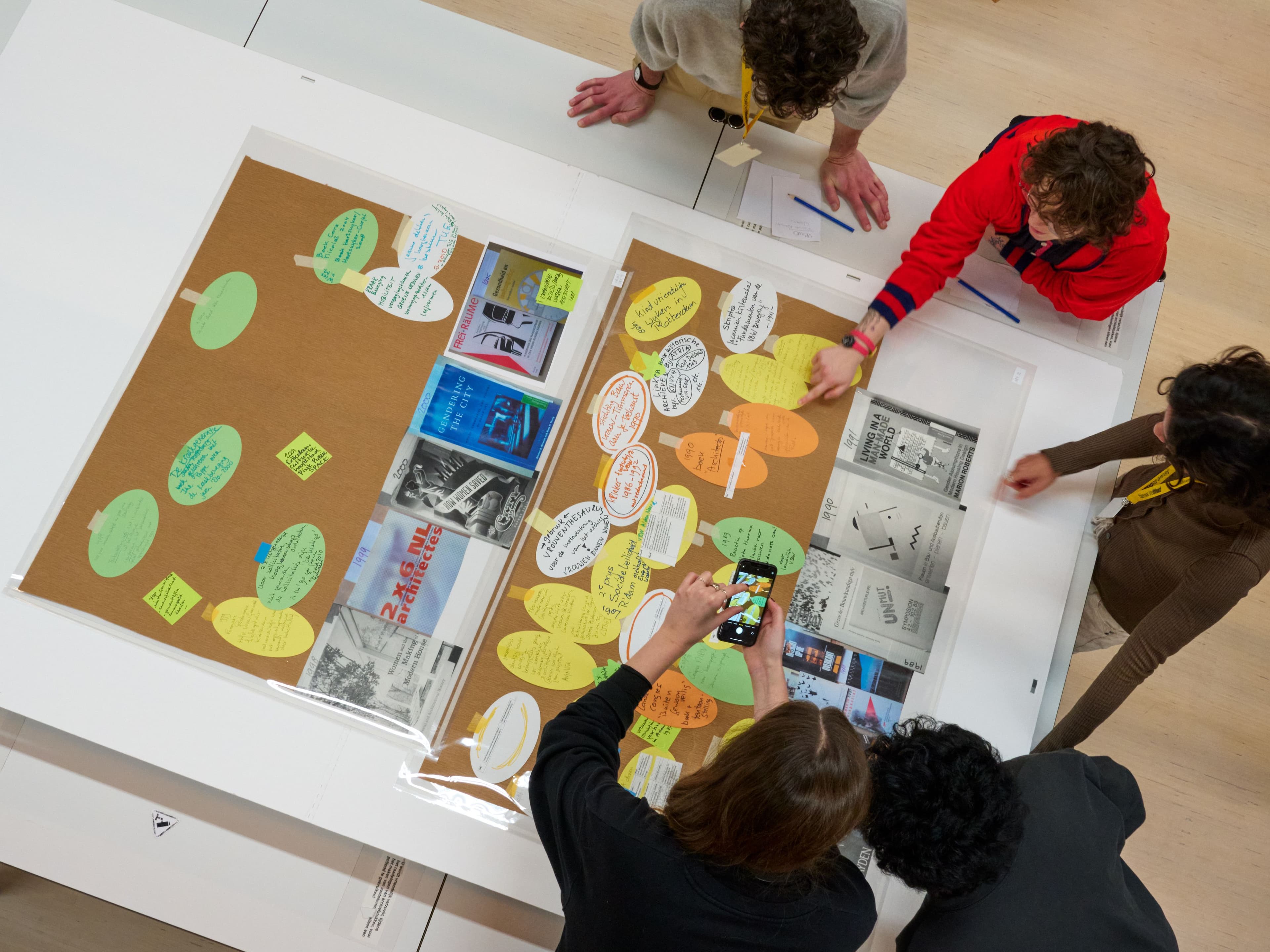 Leden van de werkgroep Collecting Otherwise maken een tijdlijn van het archief Vrouwen Bouwen Wonen. Foto Johannes Schwartz.