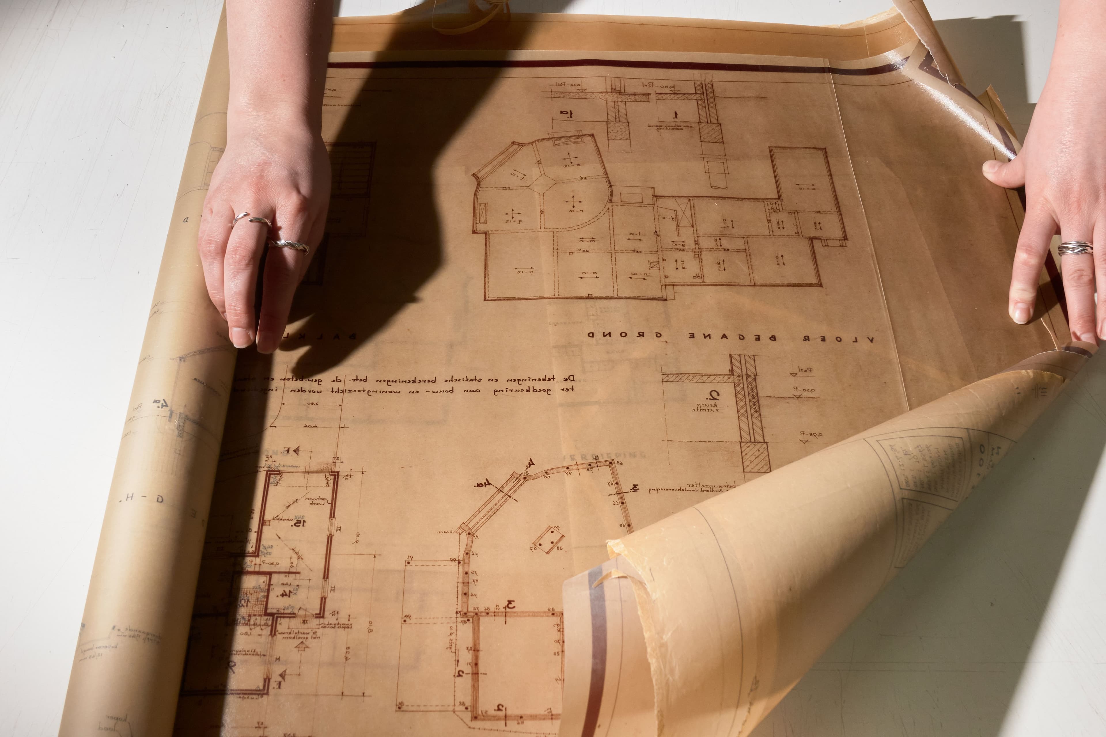 Many drawings in the collection have been folded or rolled, resulting in damage to the edges or folds. Photo: Johannes Schwartz. 