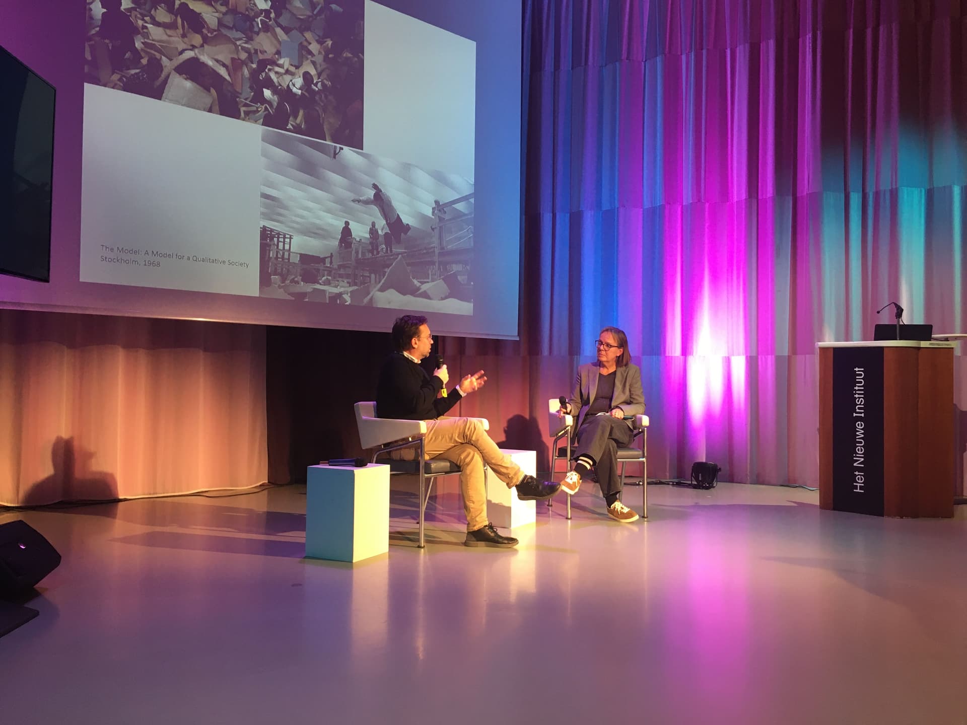 Eeva-Liisa Pelkonen in gesprek met Dirk van den Heuvel tijdens het seminar in het Nieuwe Instituut.