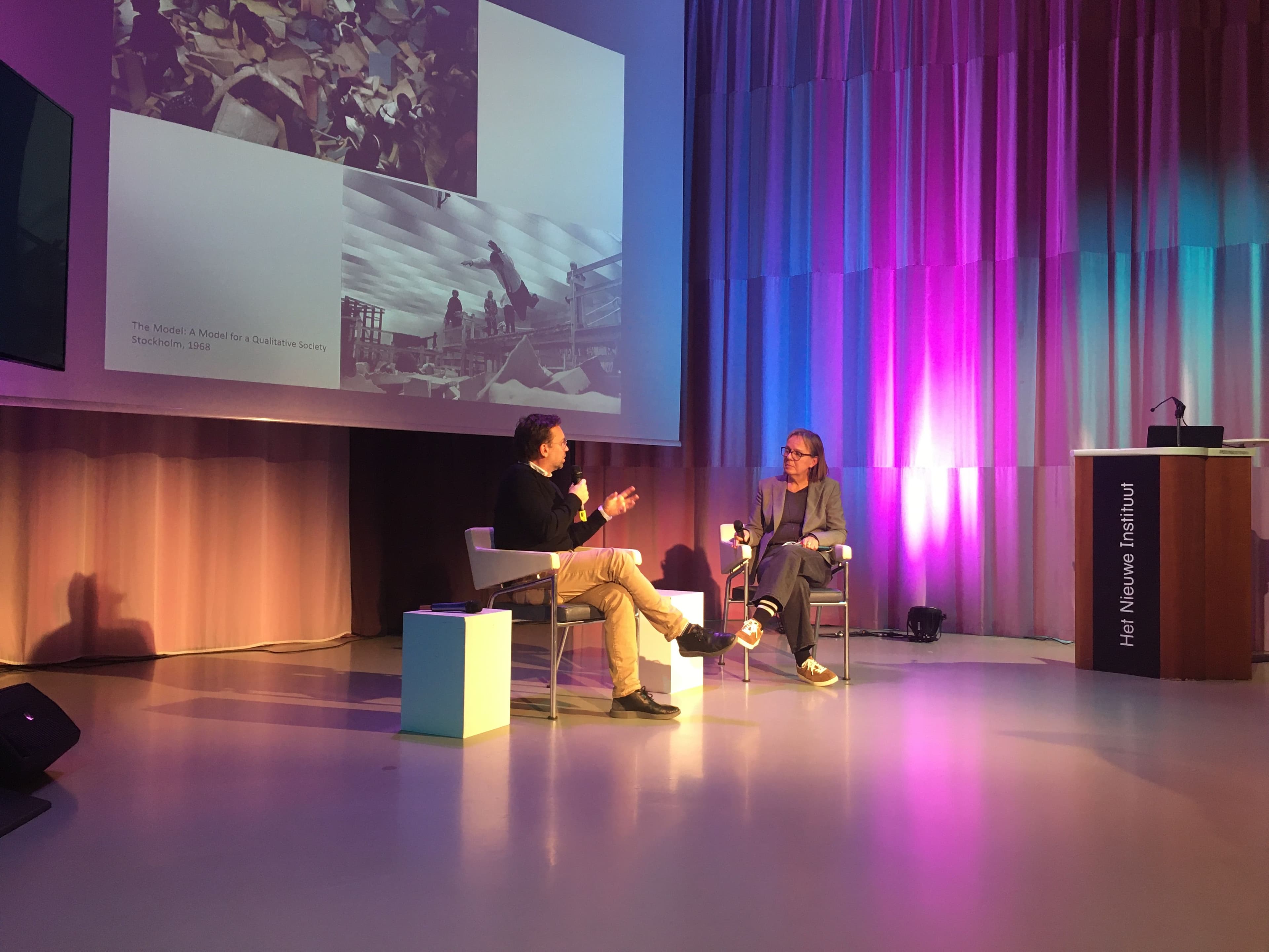 Eeva-Liisa Pelkonen in gesprek met Dirk van den Heuvel tijdens het seminar in het Nieuwe Instituut.