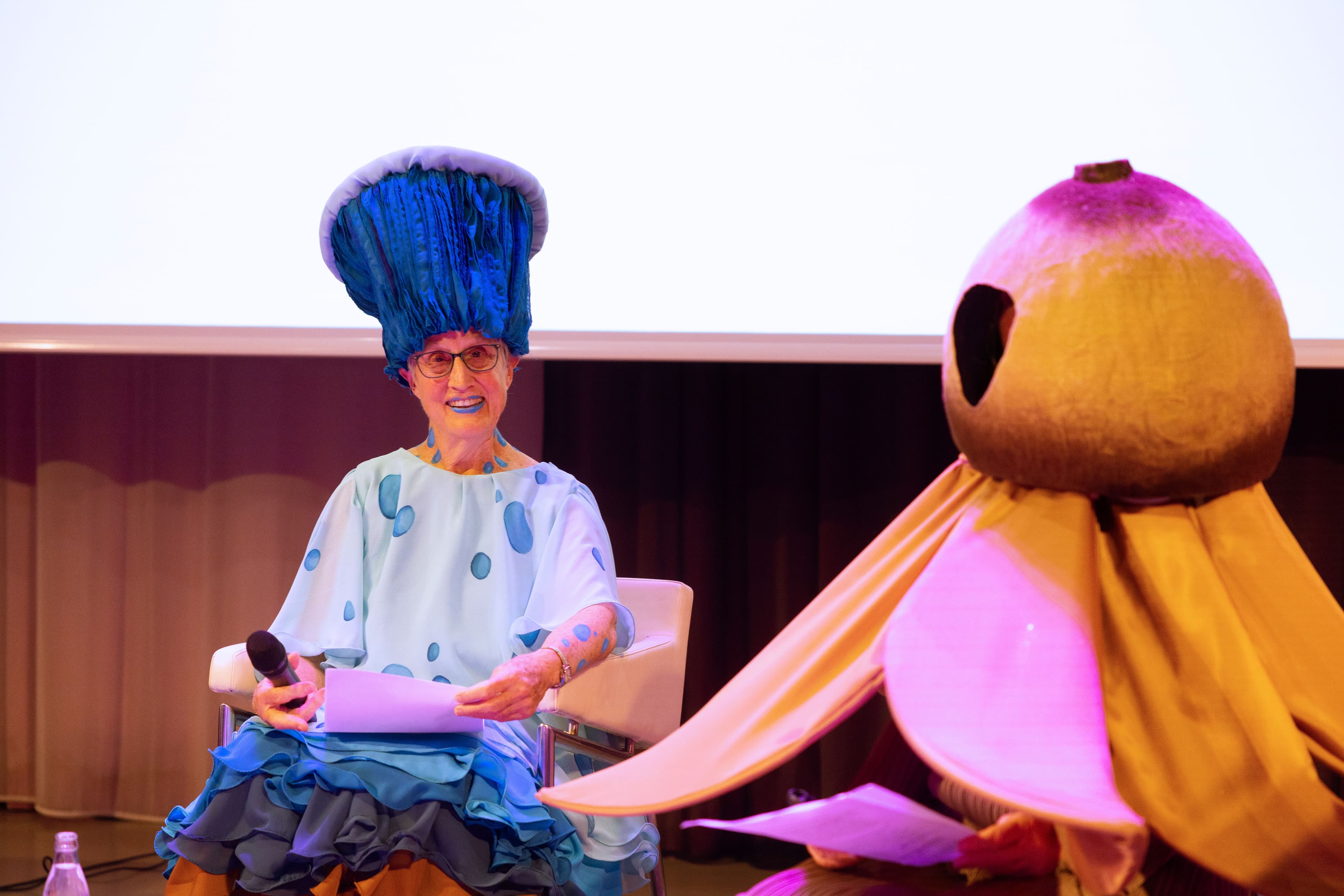 Donna Haraway and Anna Tsing during the opening of FUNGI. Photo Florine van Rees 