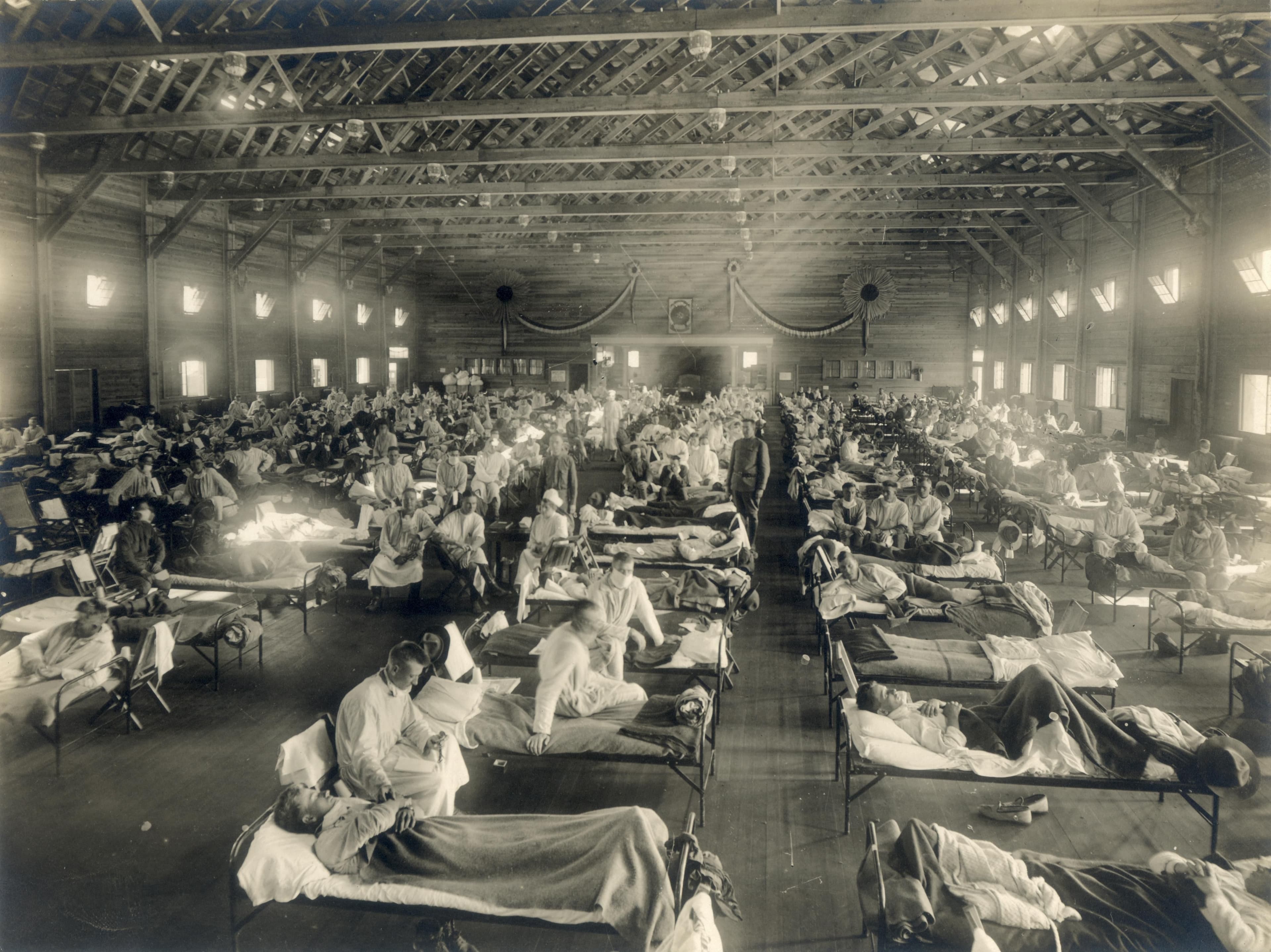 Influenza patiënten in Camp Funston in Fort Riley, Kansas (Verenigde Staten) tijdens het begin van de 1918-1919 Spaanse griep pandemie. Beeld: National Museum of Health and Medicine.