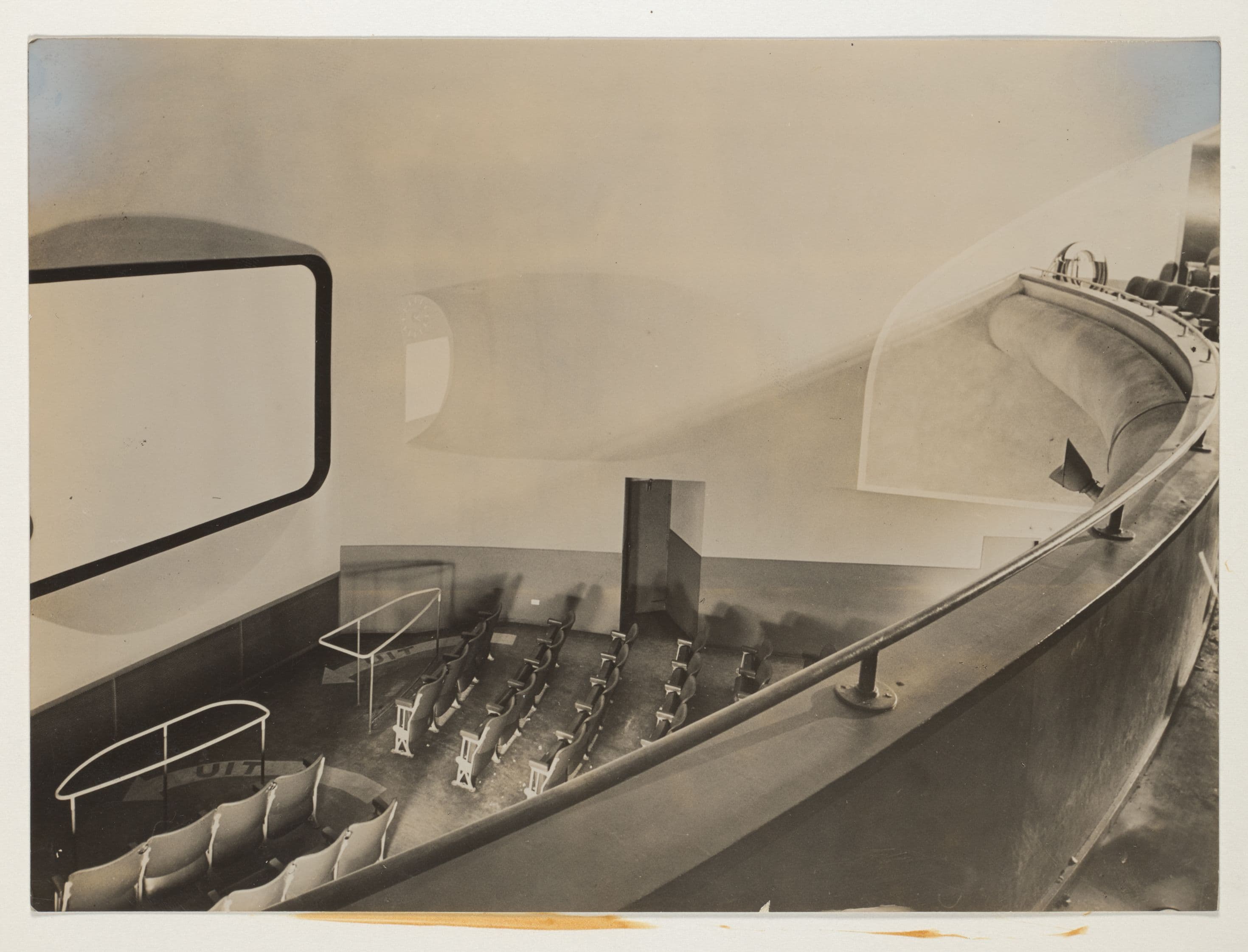 Zwart-wit foto van het interieur van de bioscoopzaal CINEAC in Amsterdam